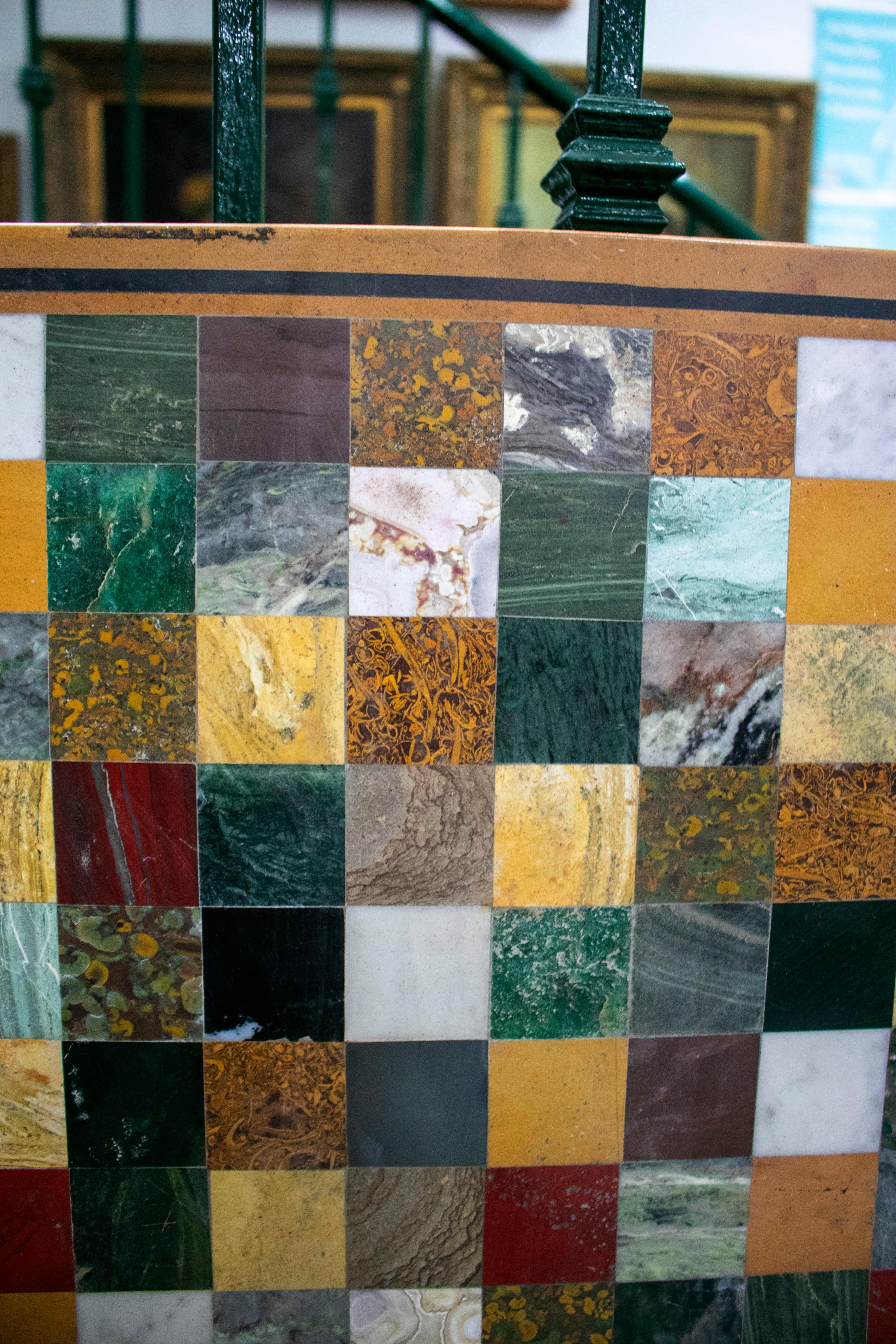 Plateau de table carré géométrique en mosaïque de pierres semi-précieuses et marbres en vente 3