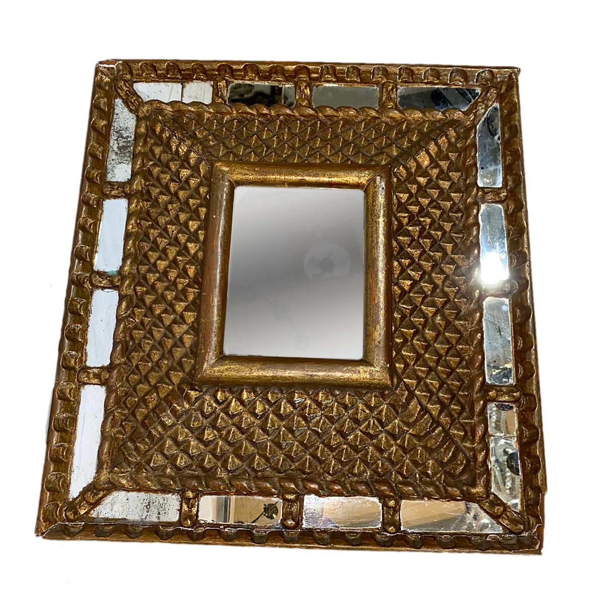 Miroir carré ancien en bois doré Bon état - En vente à New York, NY