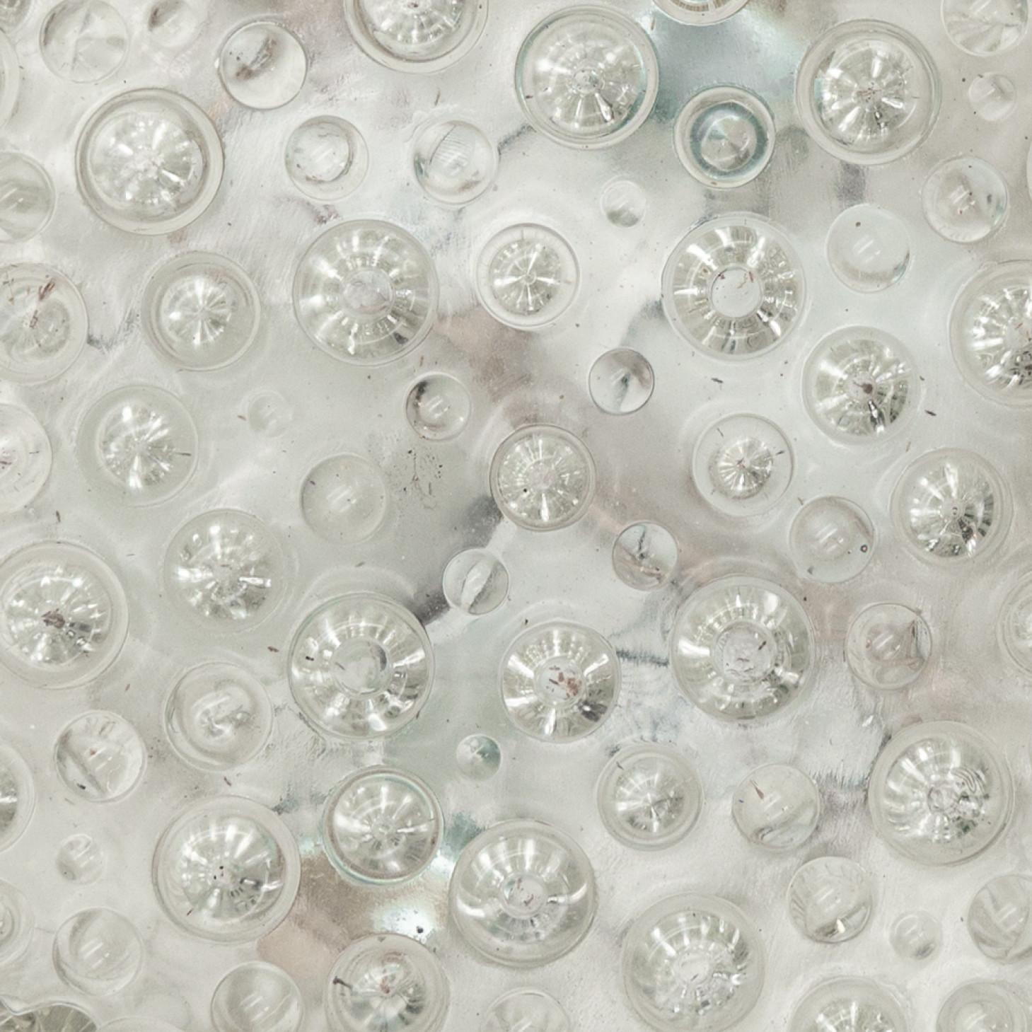 Encastré carré en verre de Helena Tynell, fabriqué en 1960. Le verre structuré crée une belle ambiance. Le verre carré est monté sur une plaque arrière en métal.

Veuillez noter que le prix est pour une seule pièce.

Dimensions :
Hauteur : 16 cm