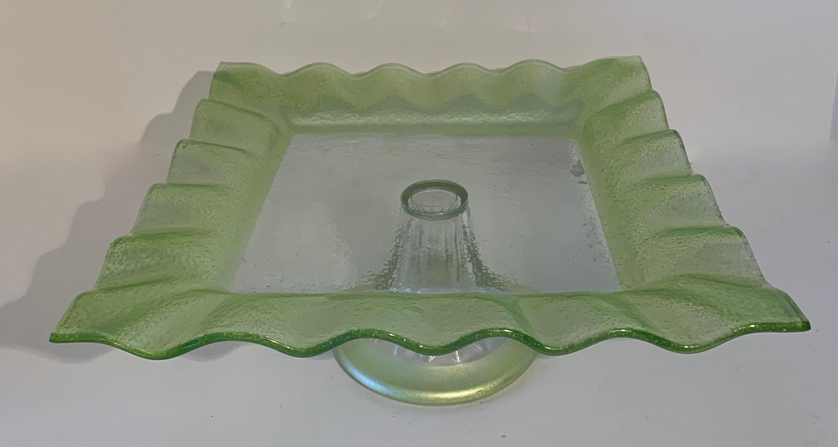 Assiette à gâteau carrée sur pied en verre Bon état - En vente à Los Angeles, CA