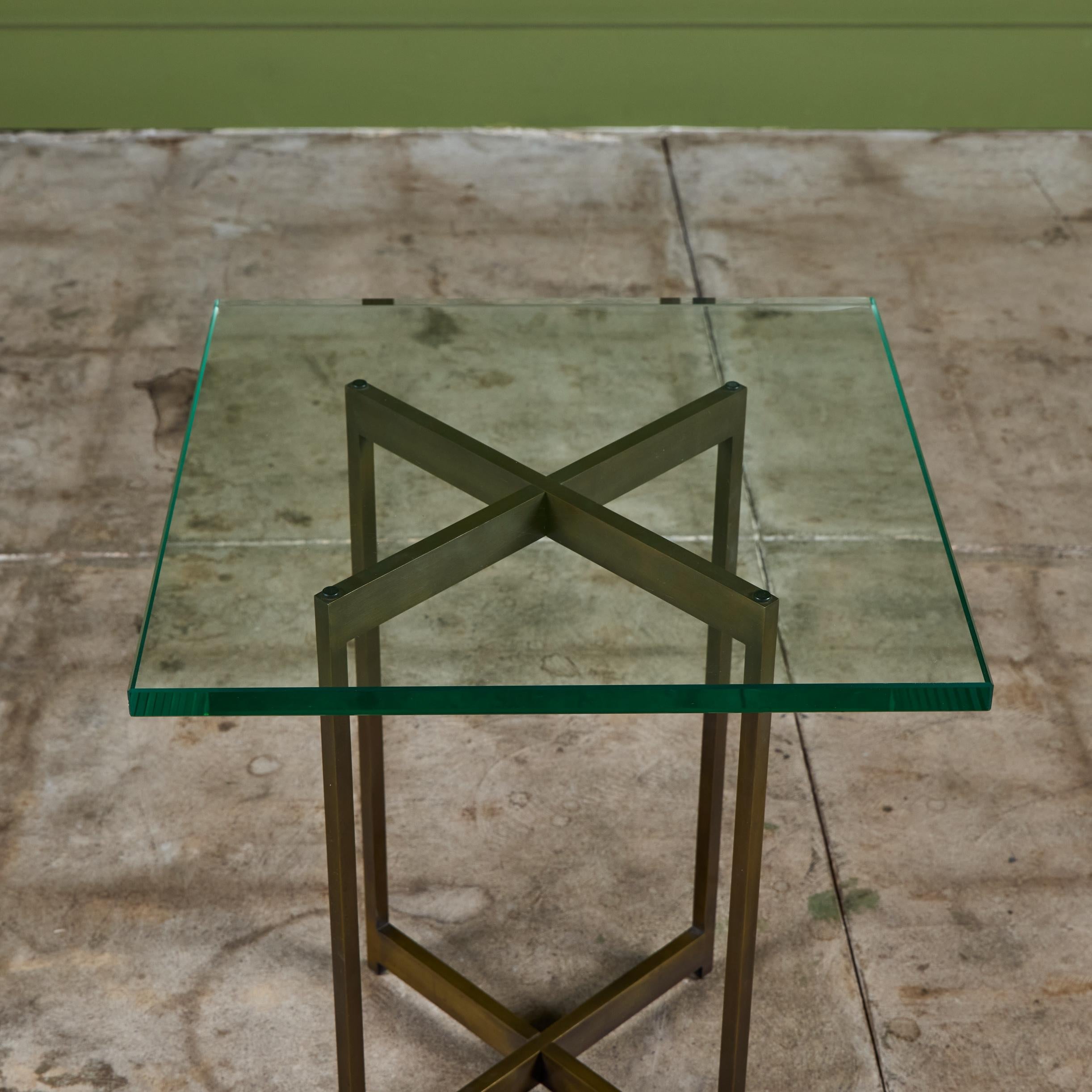 Table d'appoint carrée en verre par Metropolitan Furniture Co. en vente 4