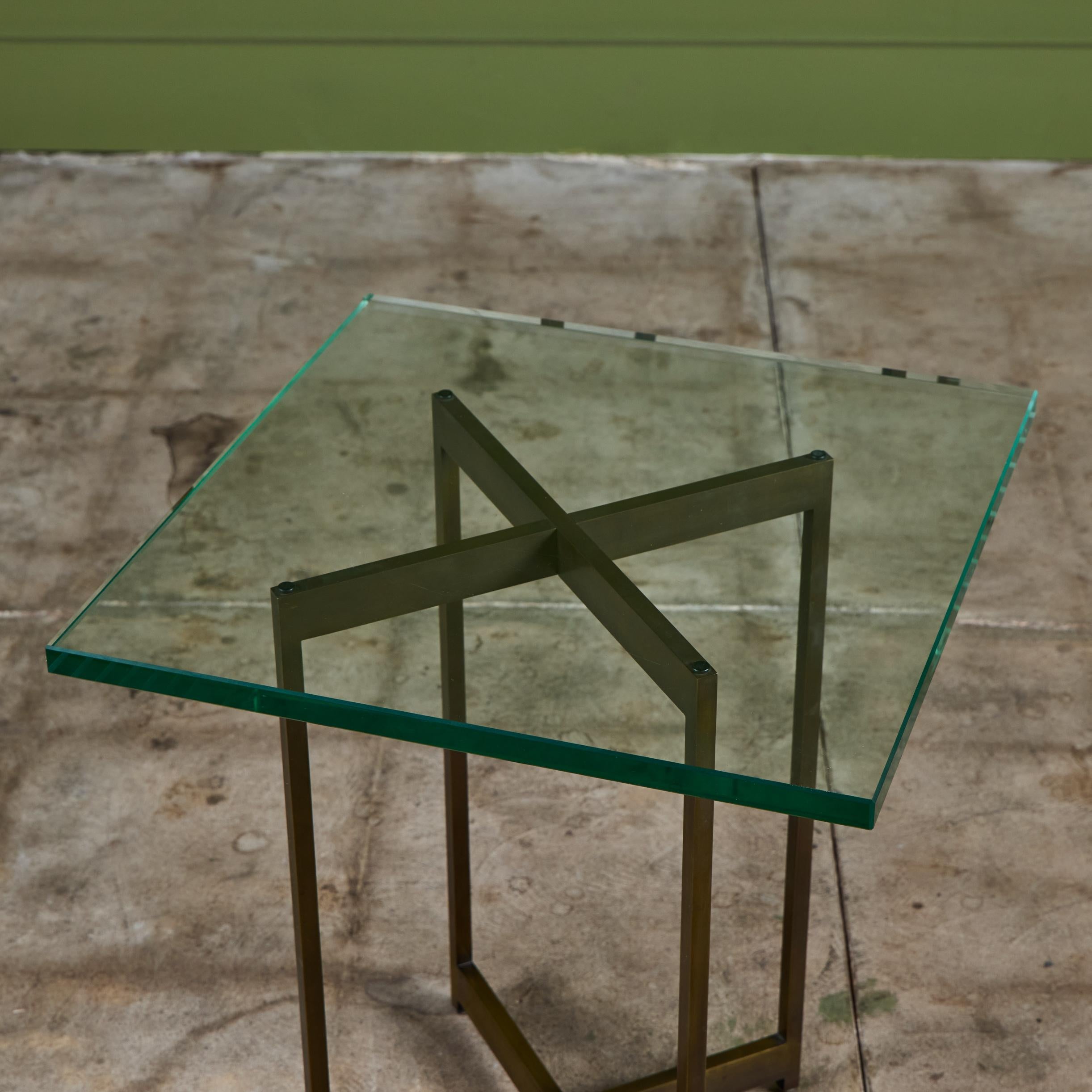 Table d'appoint carrée en verre par Metropolitan Furniture Co. en vente 5