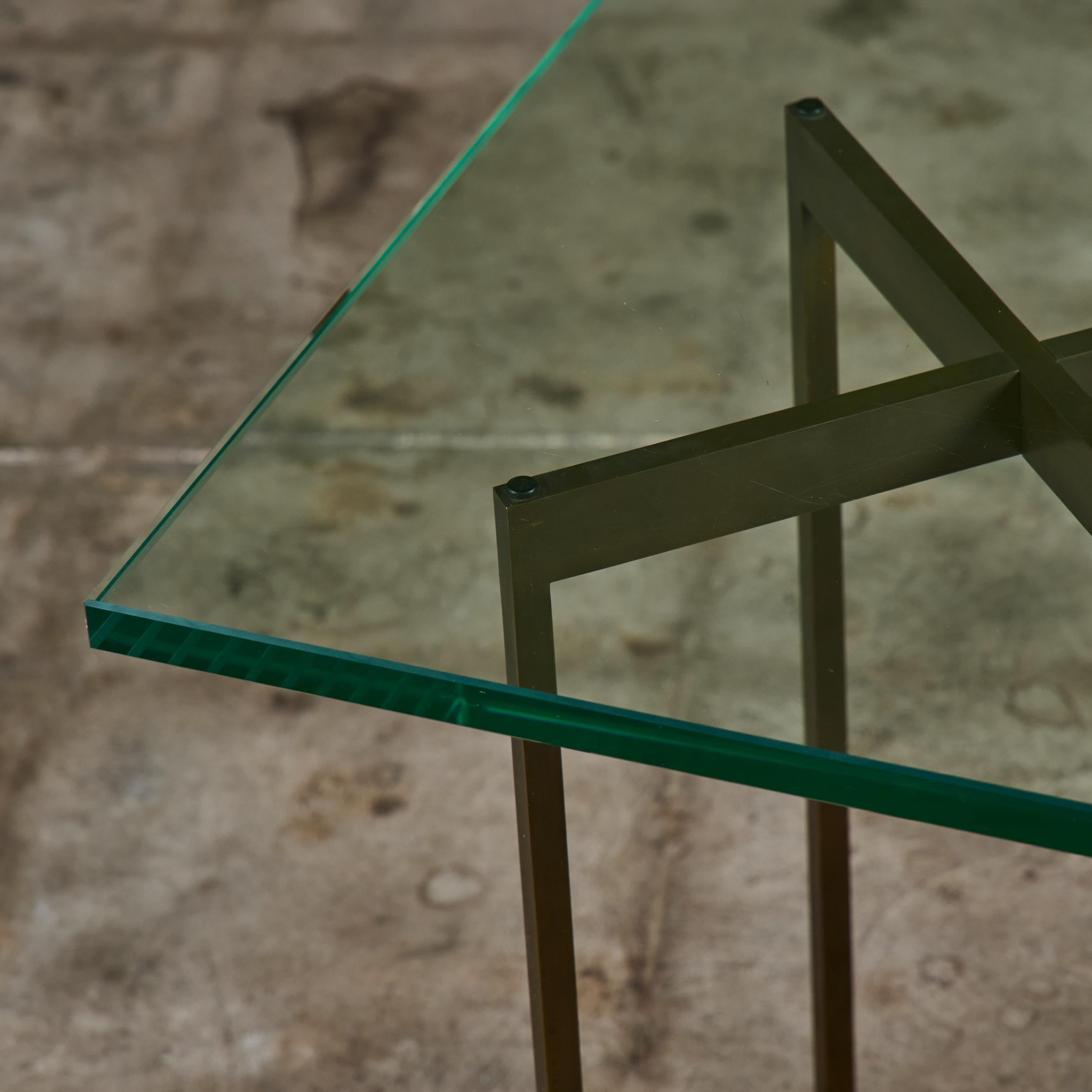 Table d'appoint carrée en verre par Metropolitan Furniture Co. en vente 6