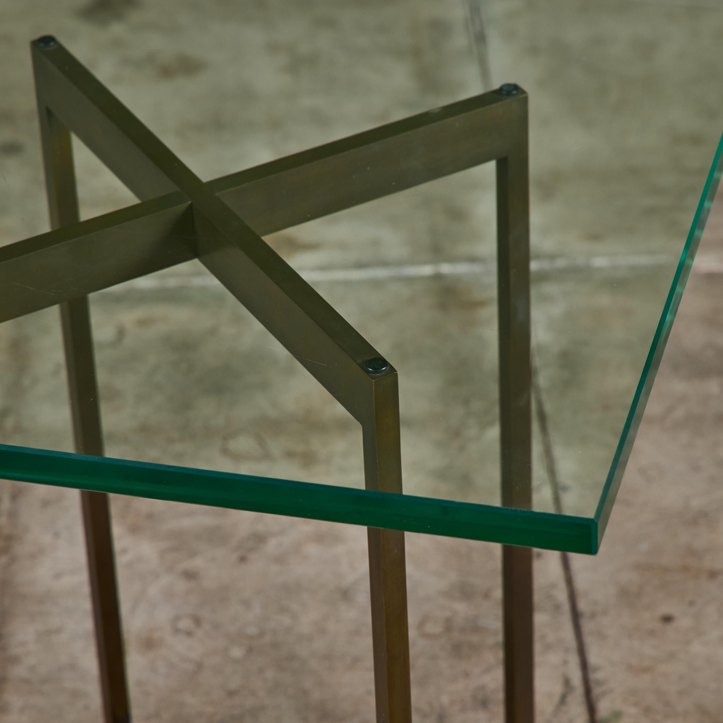 Mid-Century Modern Table d'appoint carrée en verre par Metropolitan Furniture Co. en vente