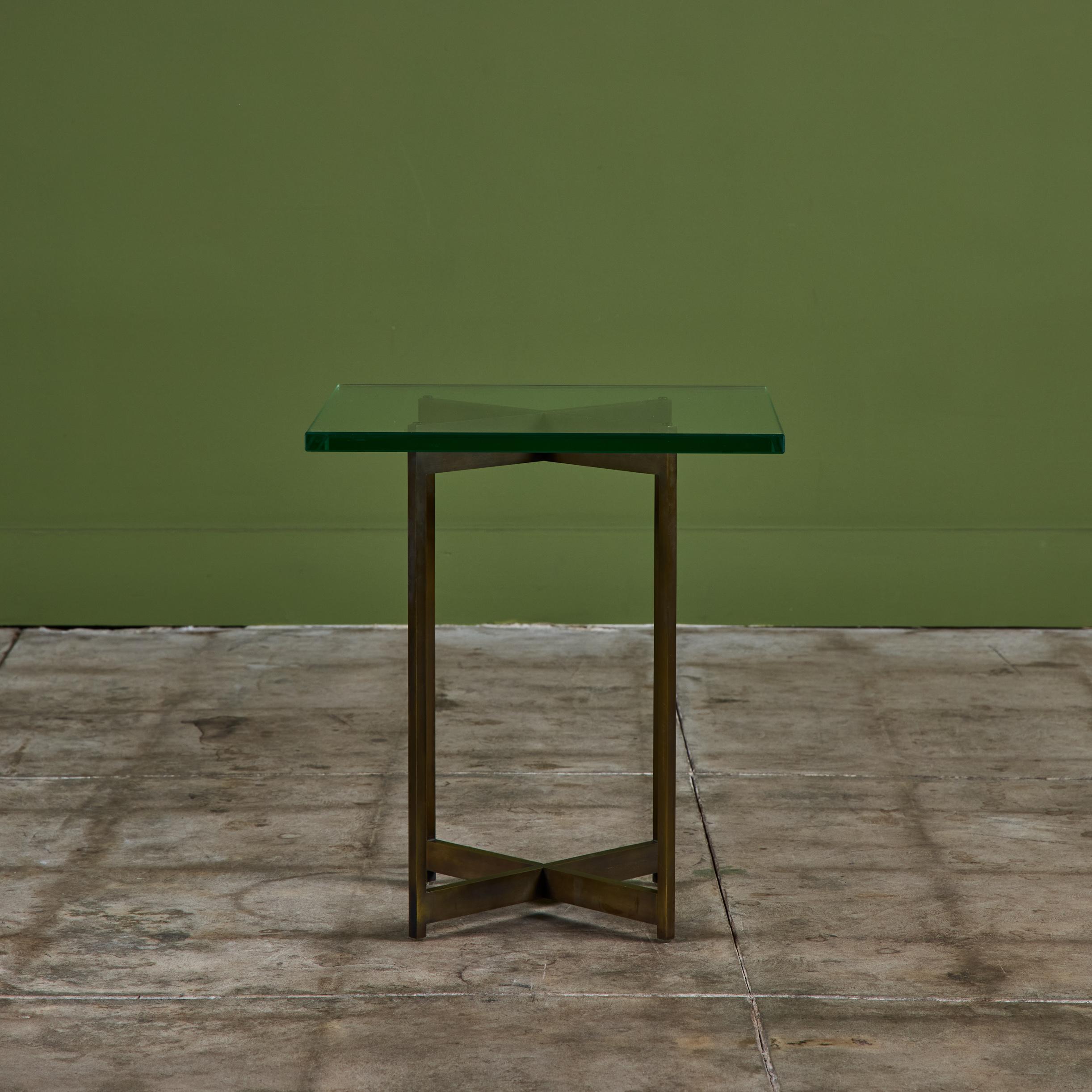 Américain Table d'appoint carrée en verre par Metropolitan Furniture Co. en vente