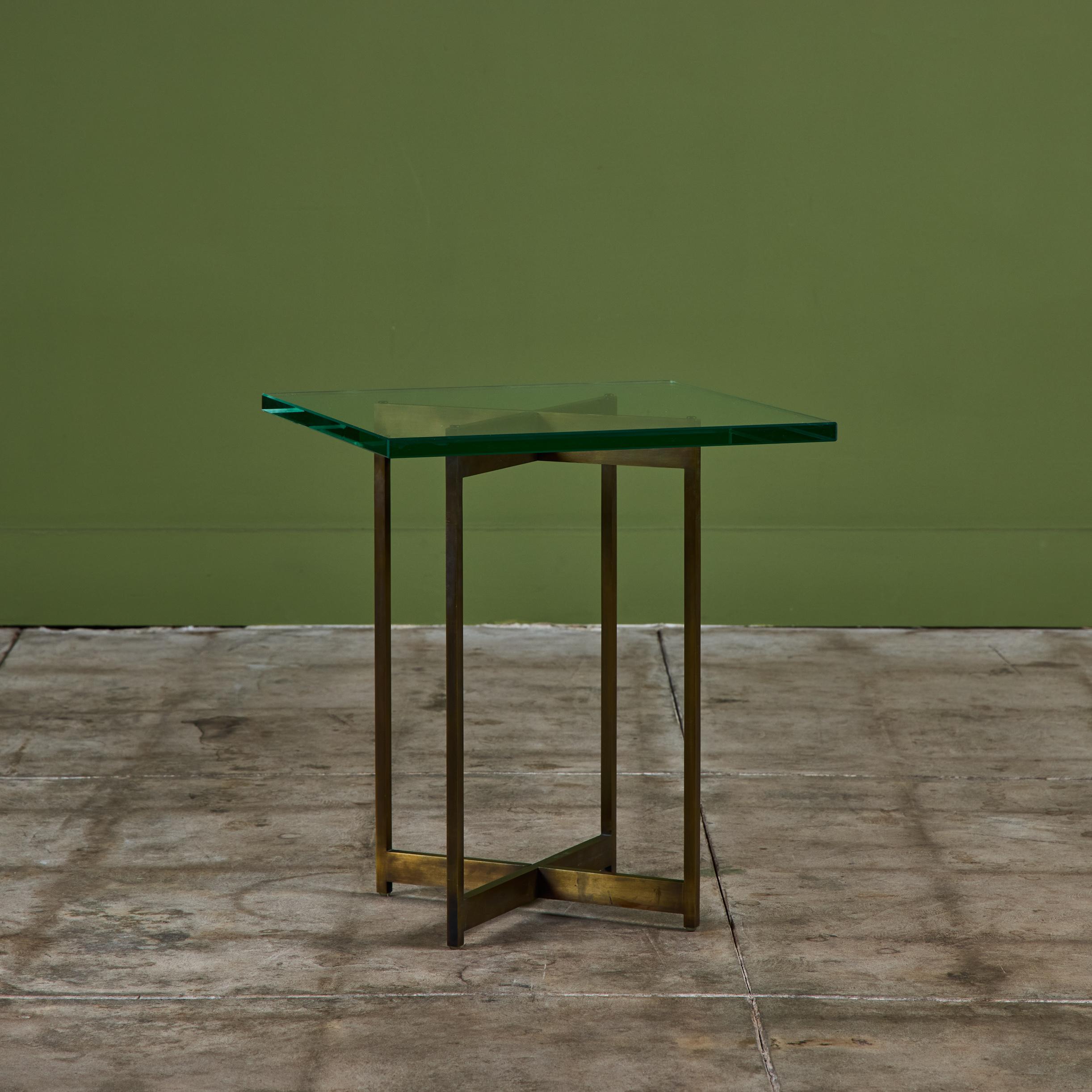 Table d'appoint carrée en verre par Metropolitan Furniture Co. Bon état - En vente à Los Angeles, CA
