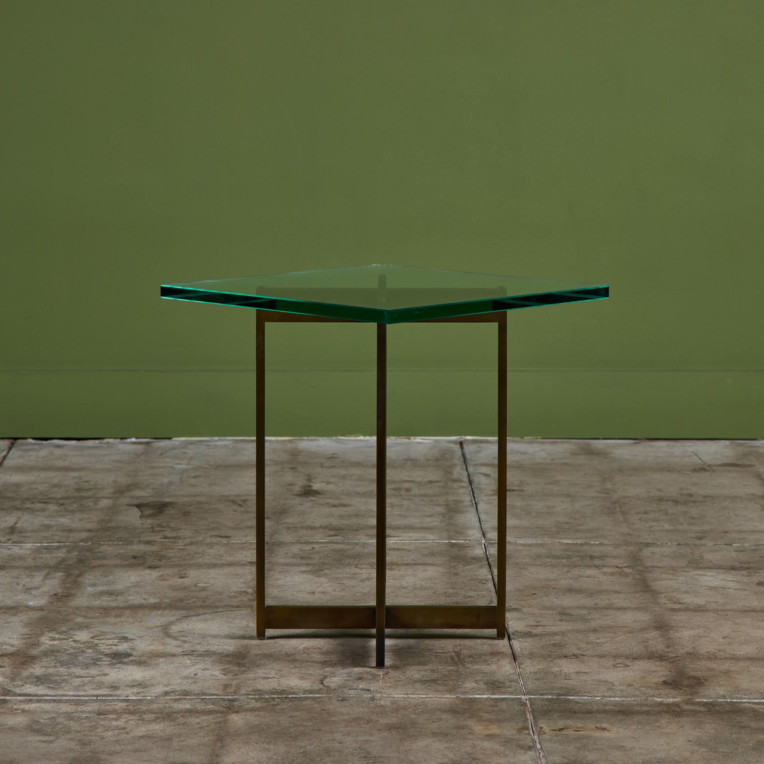 Fin du 20e siècle Table d'appoint carrée en verre par Metropolitan Furniture Co. en vente
