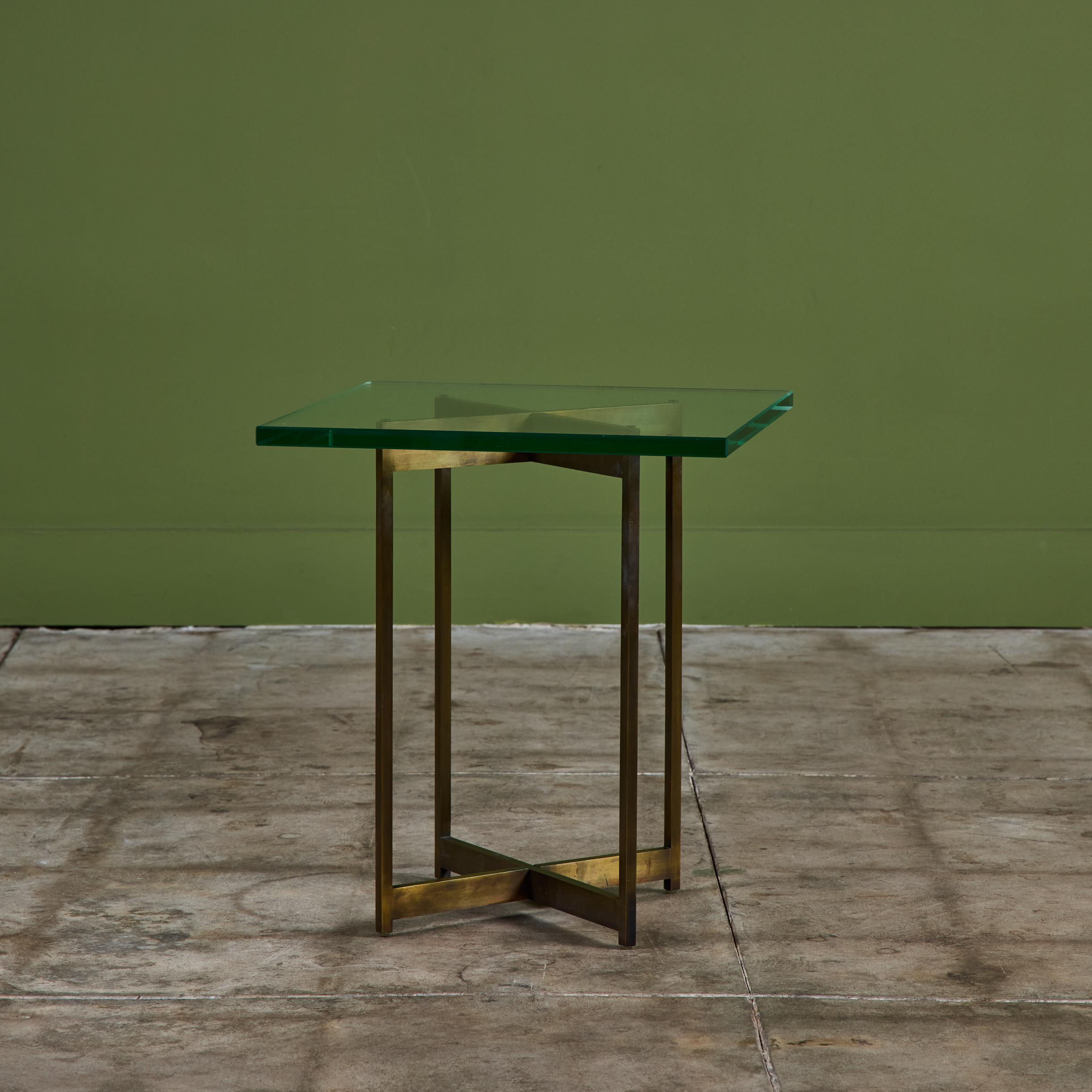Laiton Table d'appoint carrée en verre par Metropolitan Furniture Co. en vente