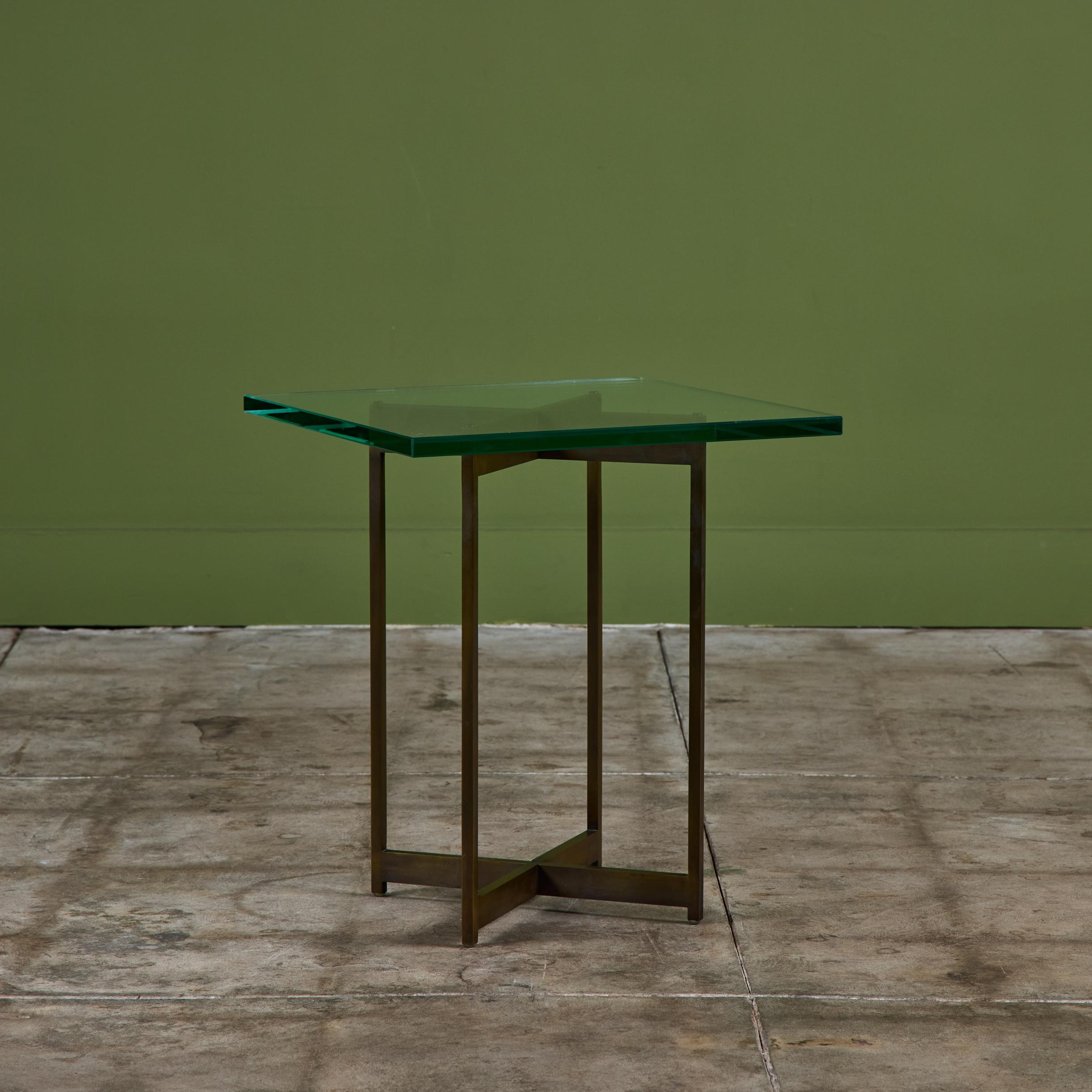 Table d'appoint carrée en verre par Metropolitan Furniture Co. en vente 1