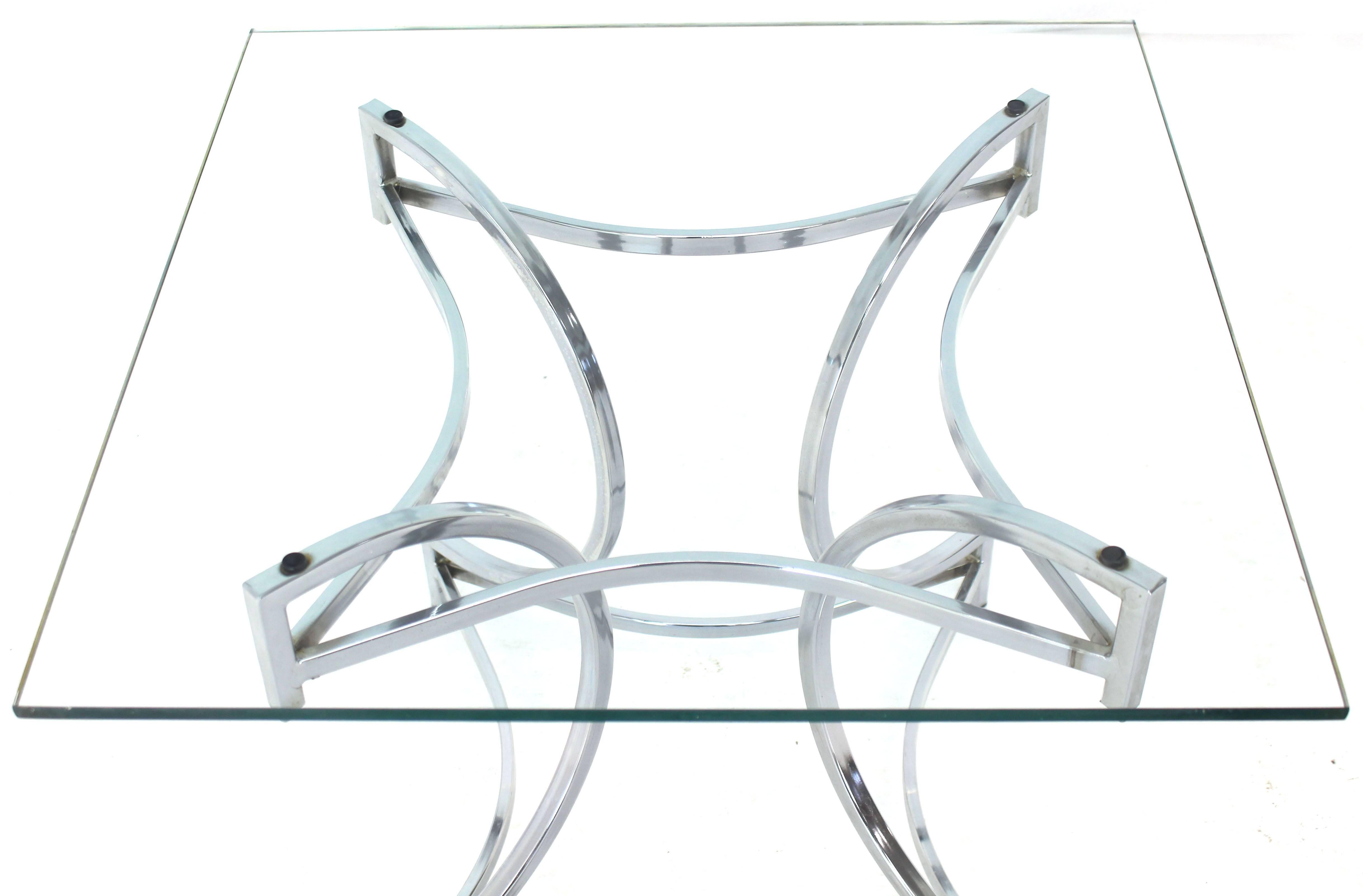 italien Table d'appoint carrée à plateau en verre et base chromée figurative en vente