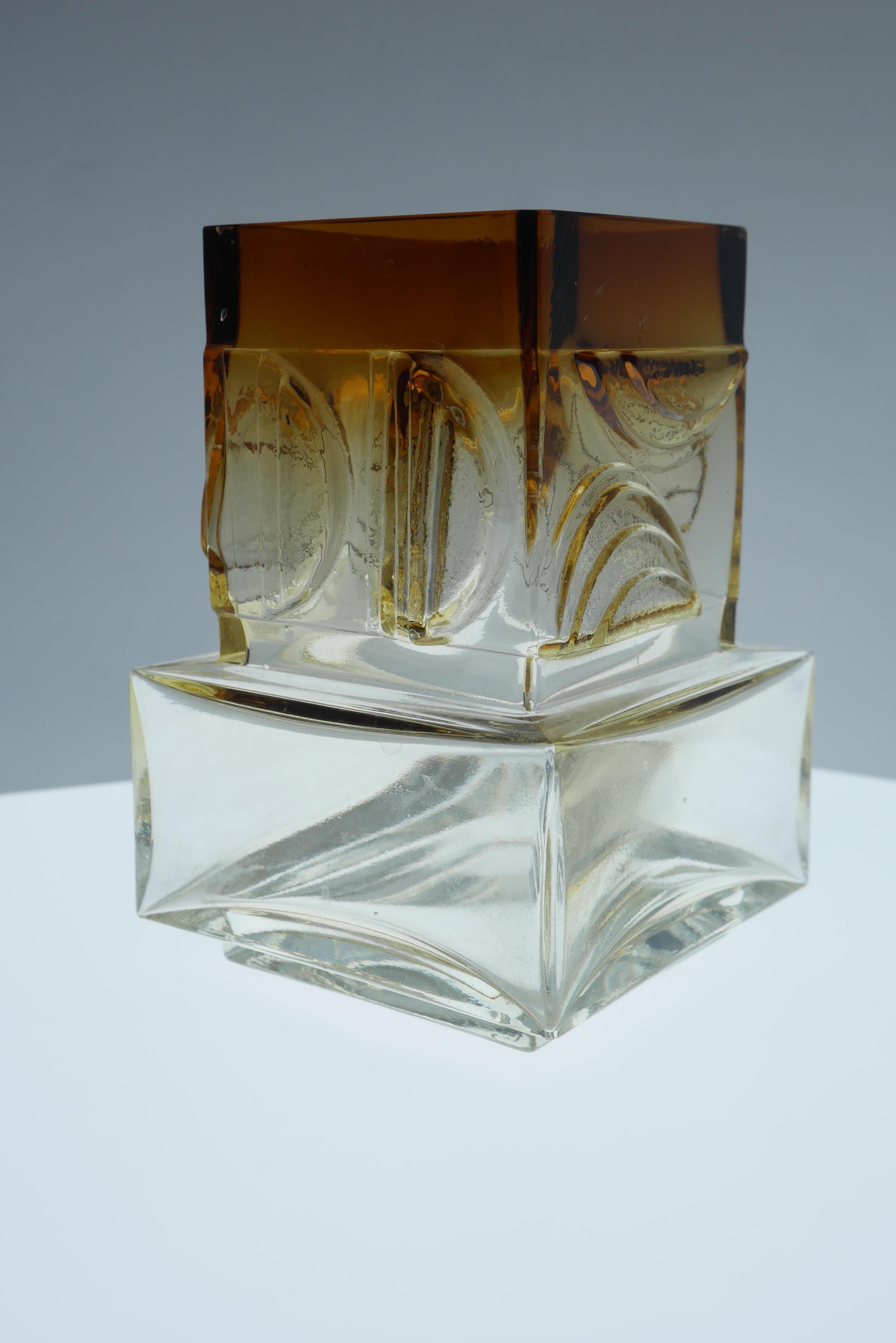 Ein typisch scharfes finnisches Design aus den 1960er Jahren von Pentti Sarpaneva, Oy Kumela Glaswerke für Torun Hopea. Das Glas ist in einem tiefen Sepiaton gefärbt, der beim Herabsteigen in der Vase verblasst. Unterschrieben. Diese Vase vermittelt