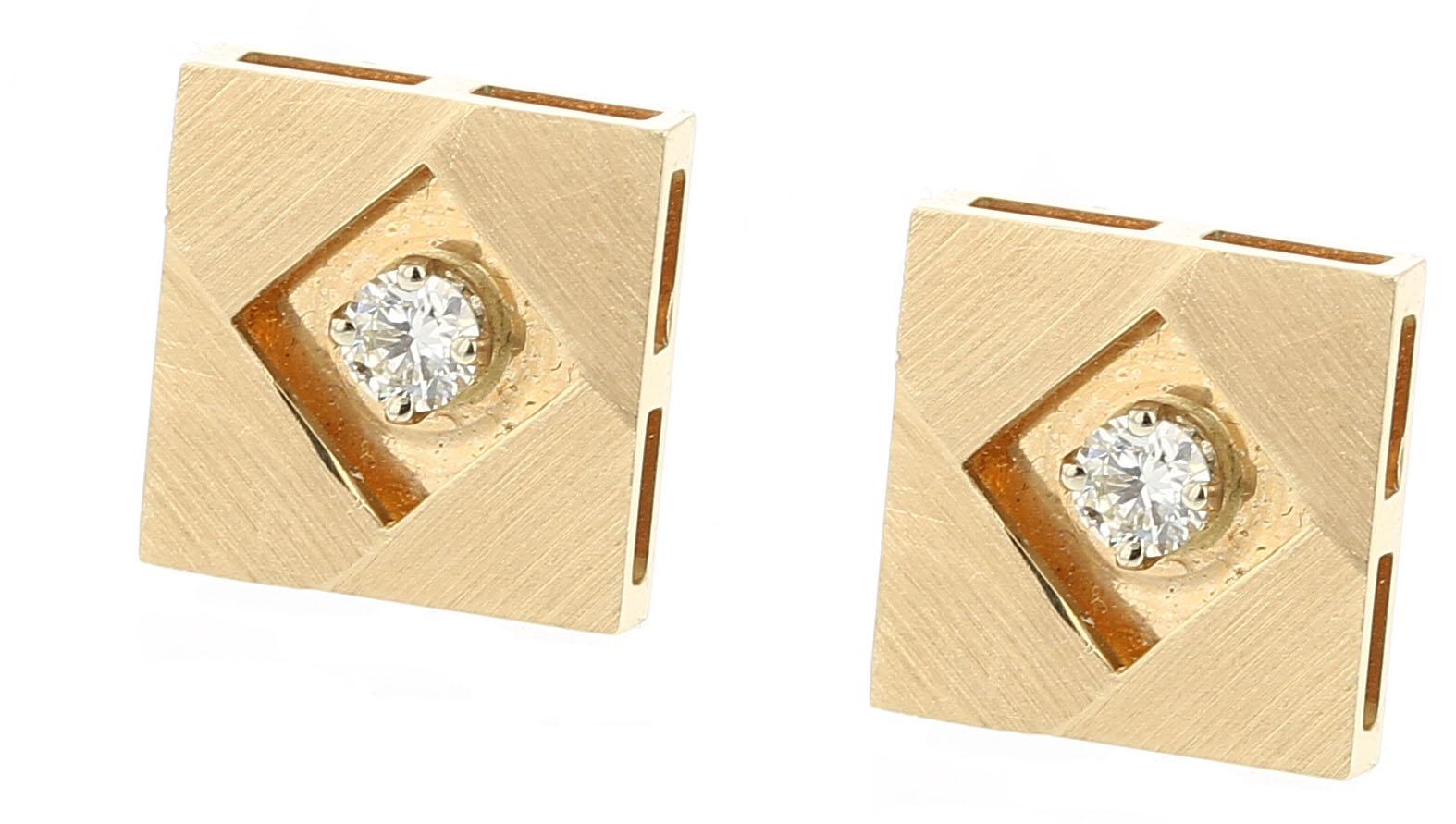 A pair of square cufflinks in 14K Yellow Gold, set with one center round diamond, weighing 0.25 ct. Each. Stamped 14K IBG, Length: 9/16” Estimated Diamond Clarity/Color: VVS1, G.