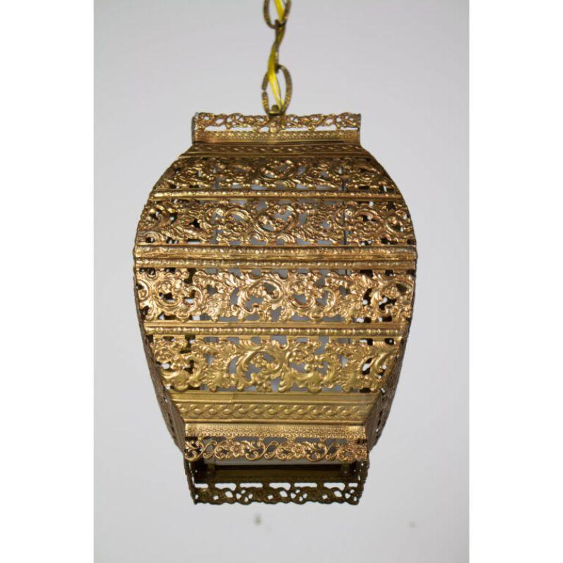 Square Gold Filigree pendant. Gold colored punched metal over a square opalescent glass. Single Bulb. Completely restored and rewired, perfect condition, ready to install. American, C. 1960.

Dimensions: 
Height: 11?
Width: 7?
Depth: 7?.