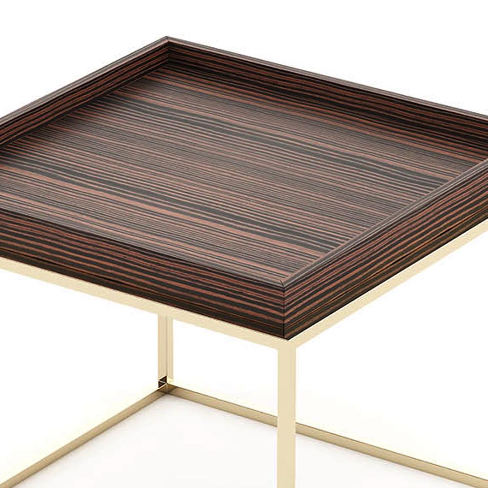 Quadratischer Beistelltisch mit goldfarbenen Beinen und matter Holzplatte (Edelstahl) im Angebot