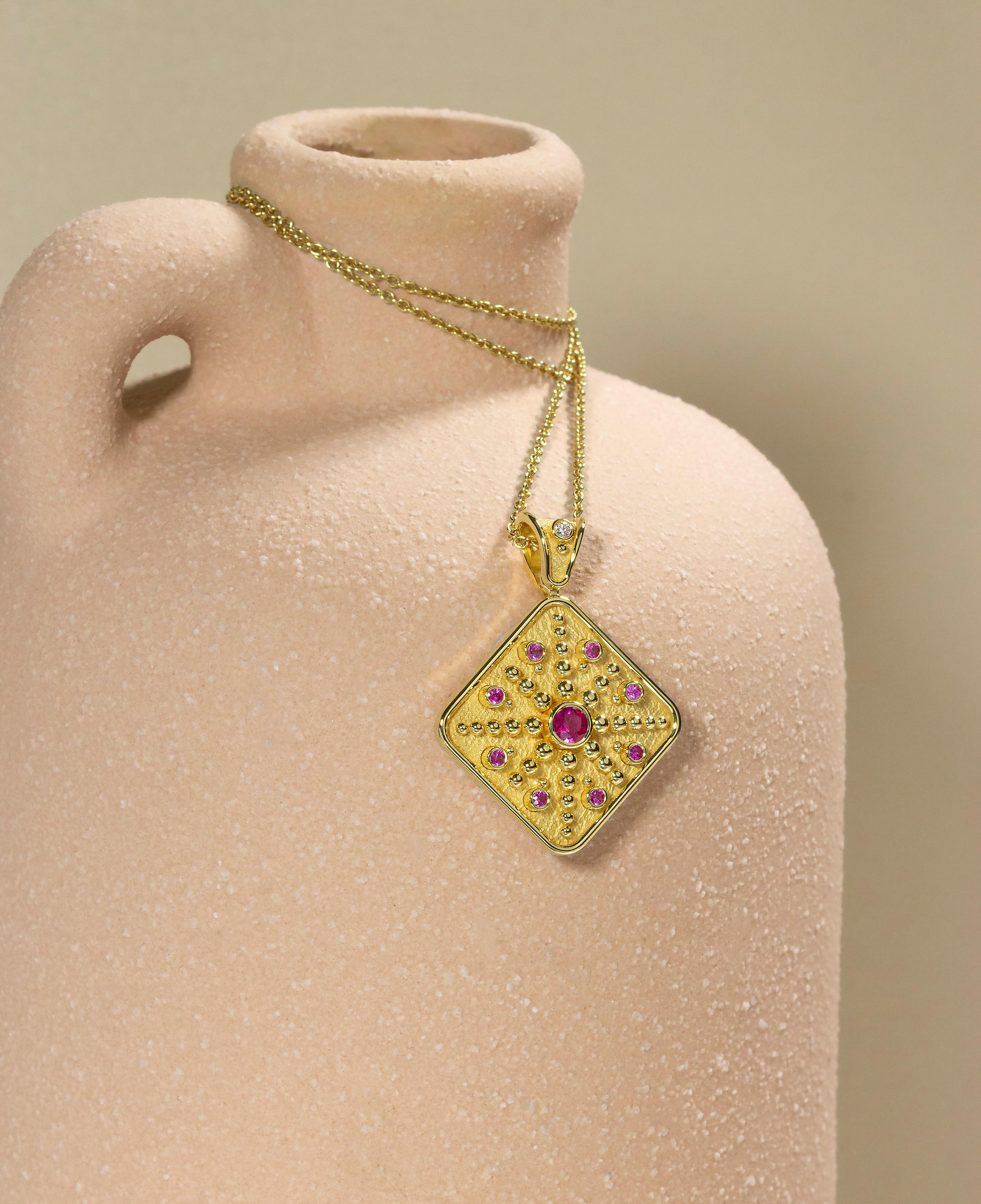 Quadratischer Goldanhänger mit rosa Saphiren und Diamanten (Byzantinisch) im Angebot