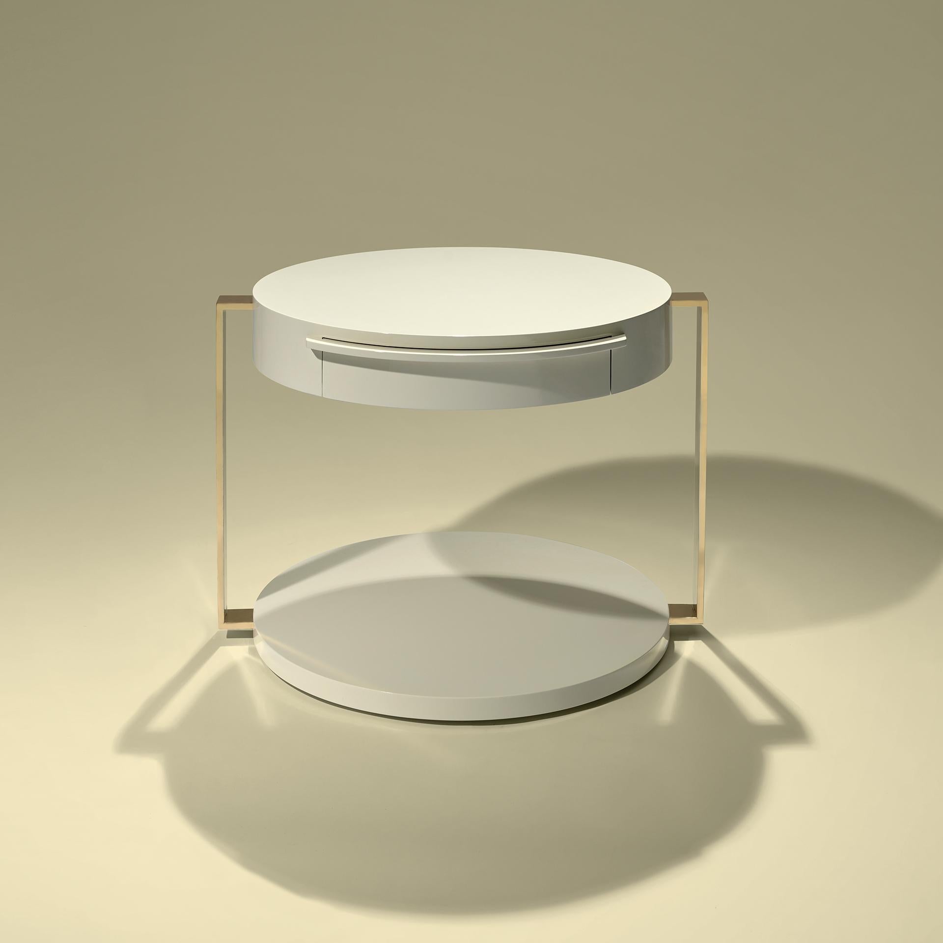 Square gold support or bedside table with one drawer in lacquer and gold metal - Ral colors available / wood.

Bespoke / Customizable
Identical shapes with different sizes and finishings.
All RAL colors available. (Mate / Half Gloss / Gloss)