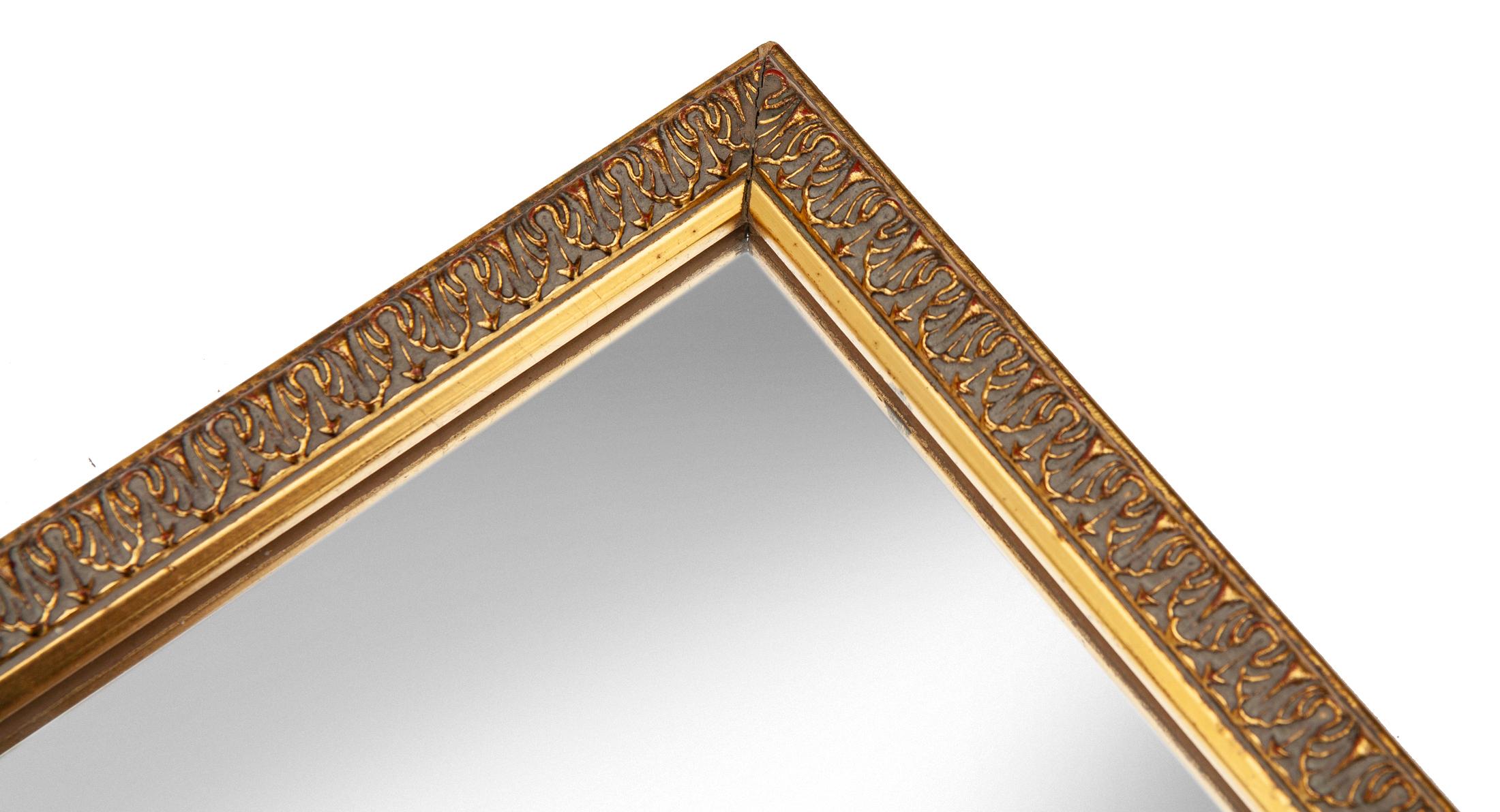 Schlichter, quadratischer Spiegel mit vergoldetem Rahmen und zierlichem, sich wiederholendem, provinziellem Muster.
