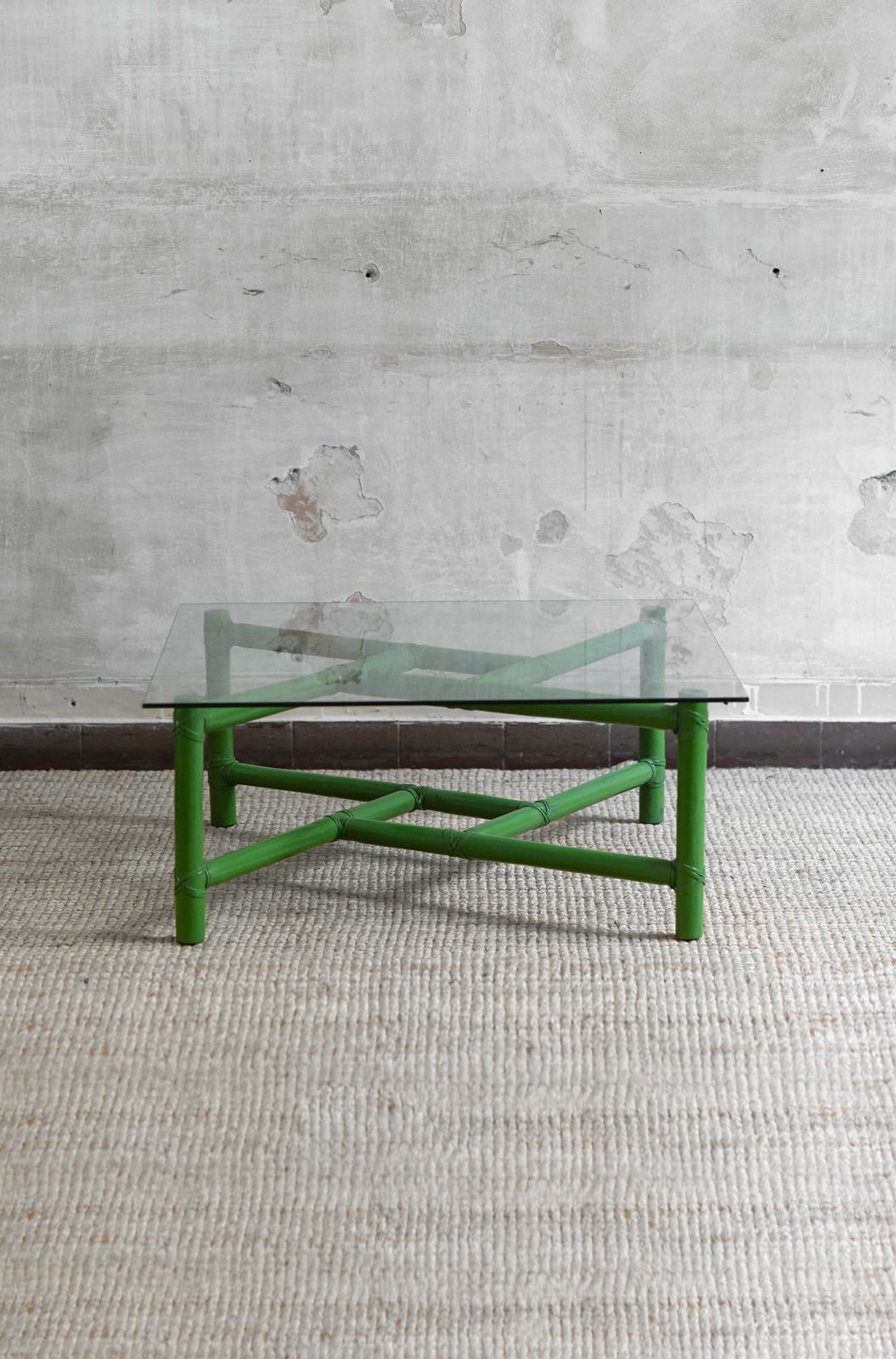 Table basse carrée en bambou vert - Mcguire San Francisco, 1970
Détails du produit
Avec reliures en cuir et plateau en verre
Dimensions : 90 L × 38,5 H x 90 D cm