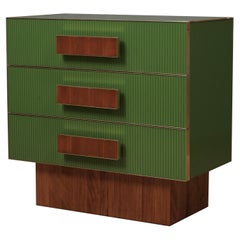 Cómoda y cajonera cuadradas de vidrio y latón de color verde, 2000