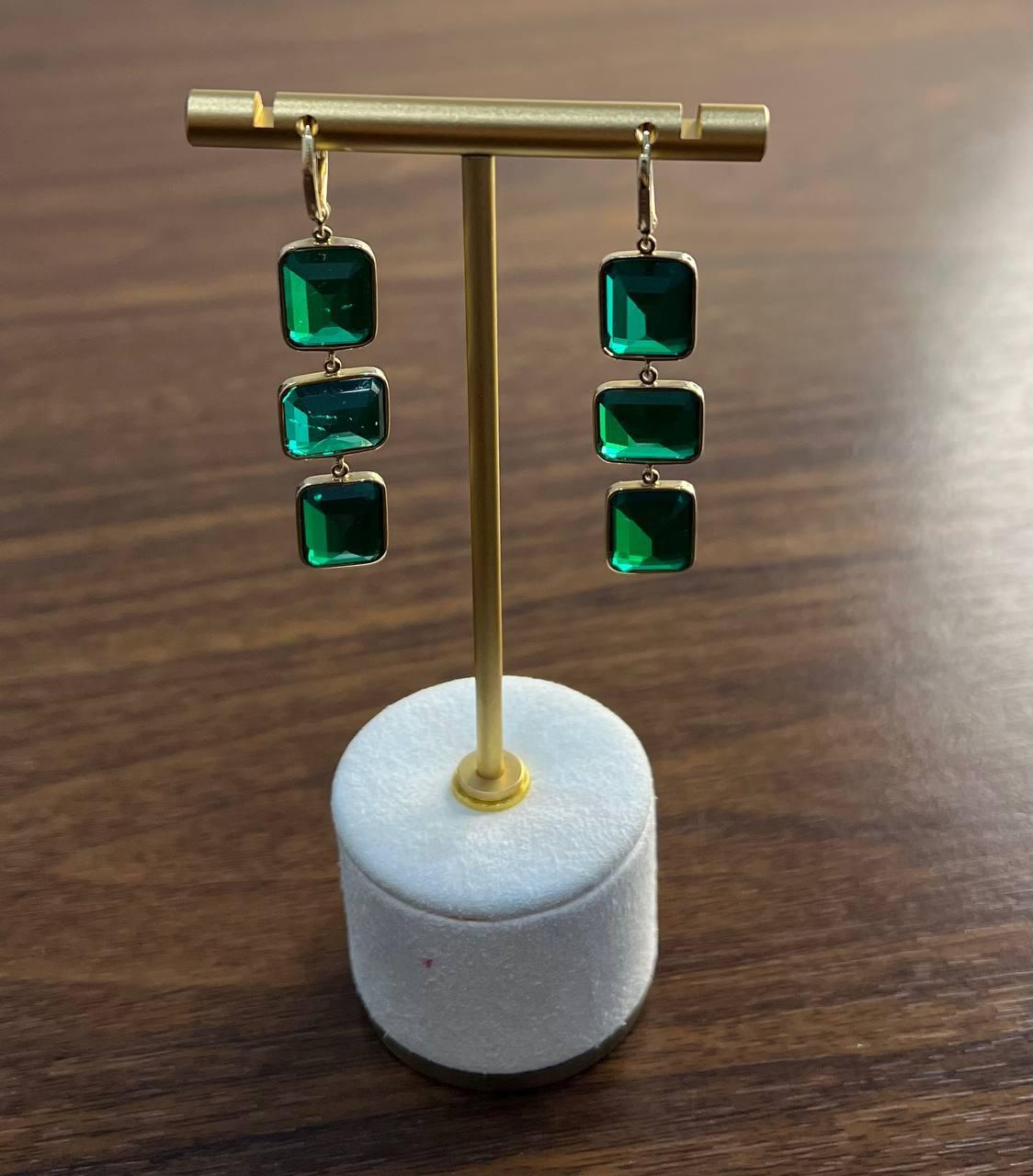 Taglio misto Orecchini pendenti con smeraldo verde quadrato in oro giallo 14 carati in vendita