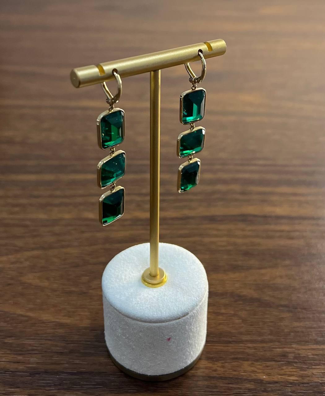Orecchini pendenti con smeraldo verde quadrato in oro giallo 14 carati In condizioni Nuovo in vendita a Oakton, VA