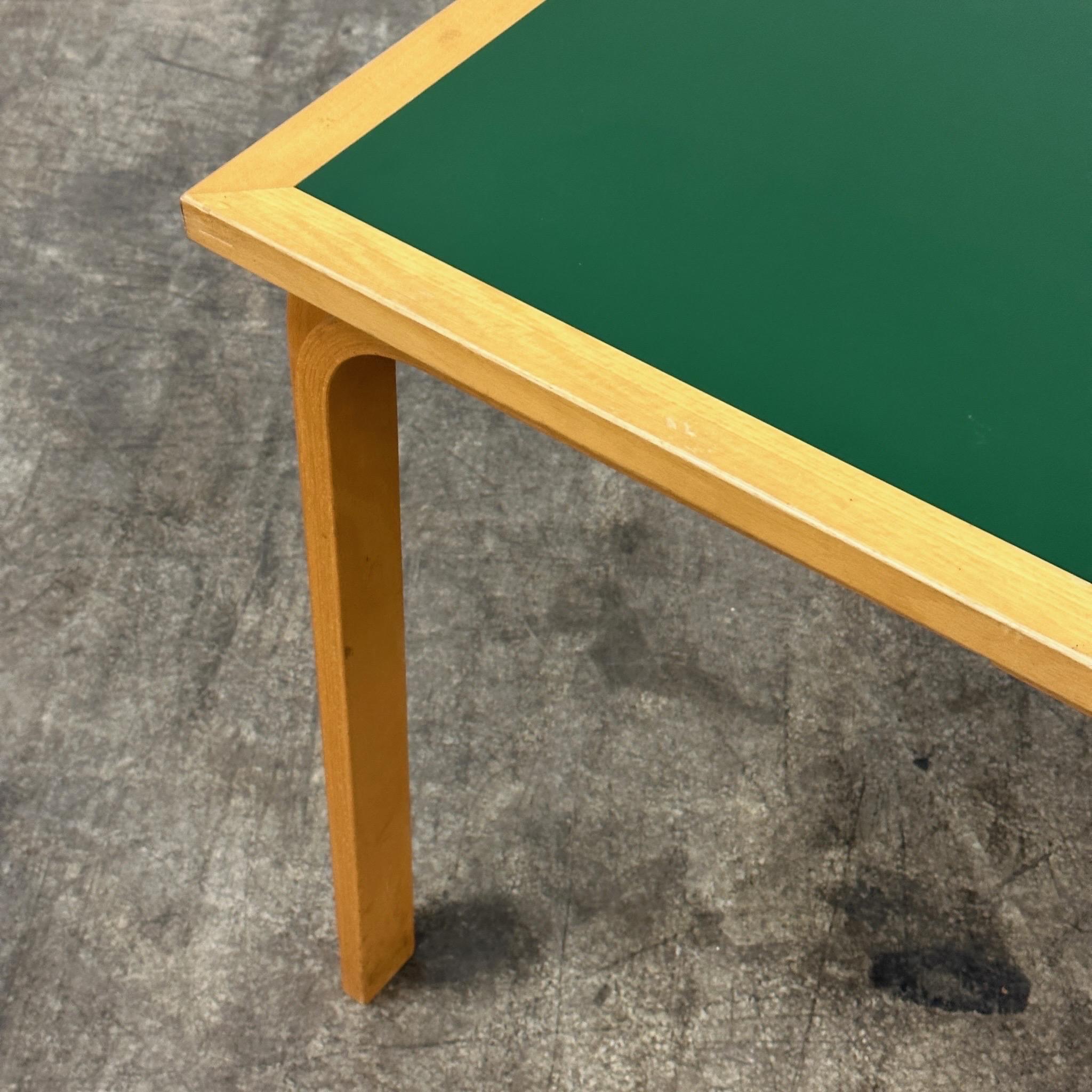Mid-Century Modern Table verte carrée par Rud Thygesen et Johnny Sørensen pour Magnus Olesen en vente