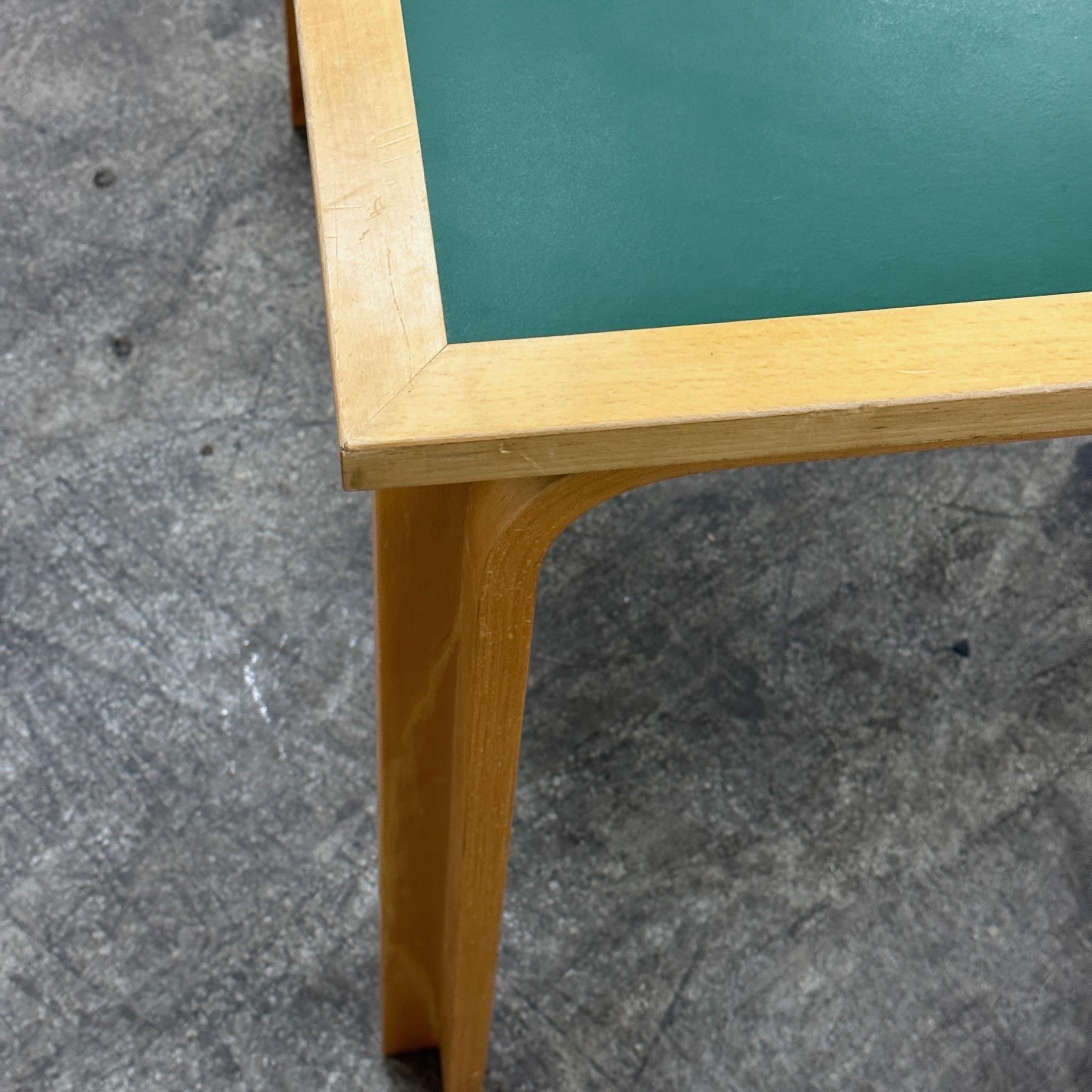 Bouleau Table verte carrée par Rud Thygesen et Johnny Sørensen pour Magnus Olesen en vente