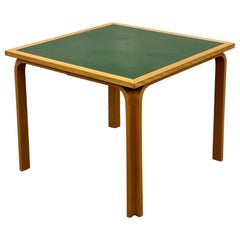 Table verte carrée par Rud Thygesen et Johnny Sørensen pour Magnus Olesen