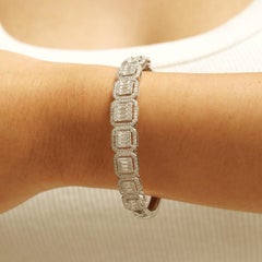 5,59-Karat-Armband mit mehreren Reihen aus natürlichen Diamanten im Baguette-Schliff in quadratischer Halo-Fassung, 14-karätiges Weißgold