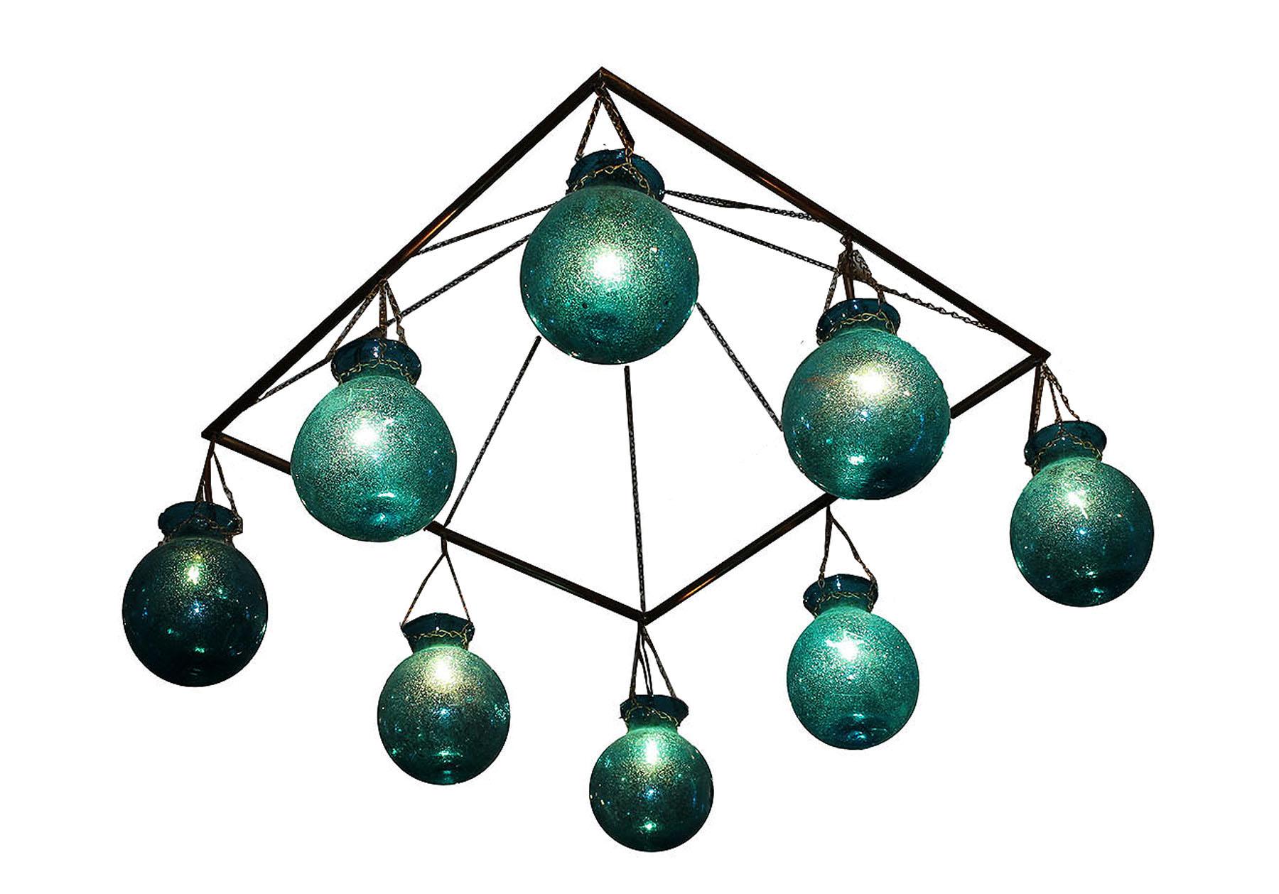 Étonnant lustre en verre égyptien. Huit pots en verre clair soufflé à la main avec un anneau et une chaîne en laiton. L'apparence est étonnante et peut être fabriquée sur mesure en plusieurs tailles et couleurs. Dans le monde de l'éclairage