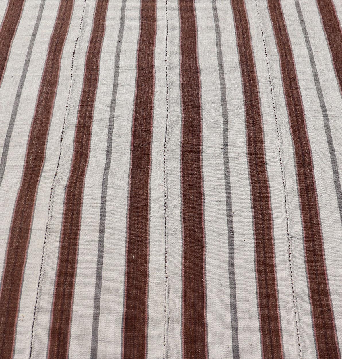 Quadratischer handgewebter türkischer Kelim-Teppich im Vintage-Stil mit Streifen in Weiß und Braun im Angebot 3
