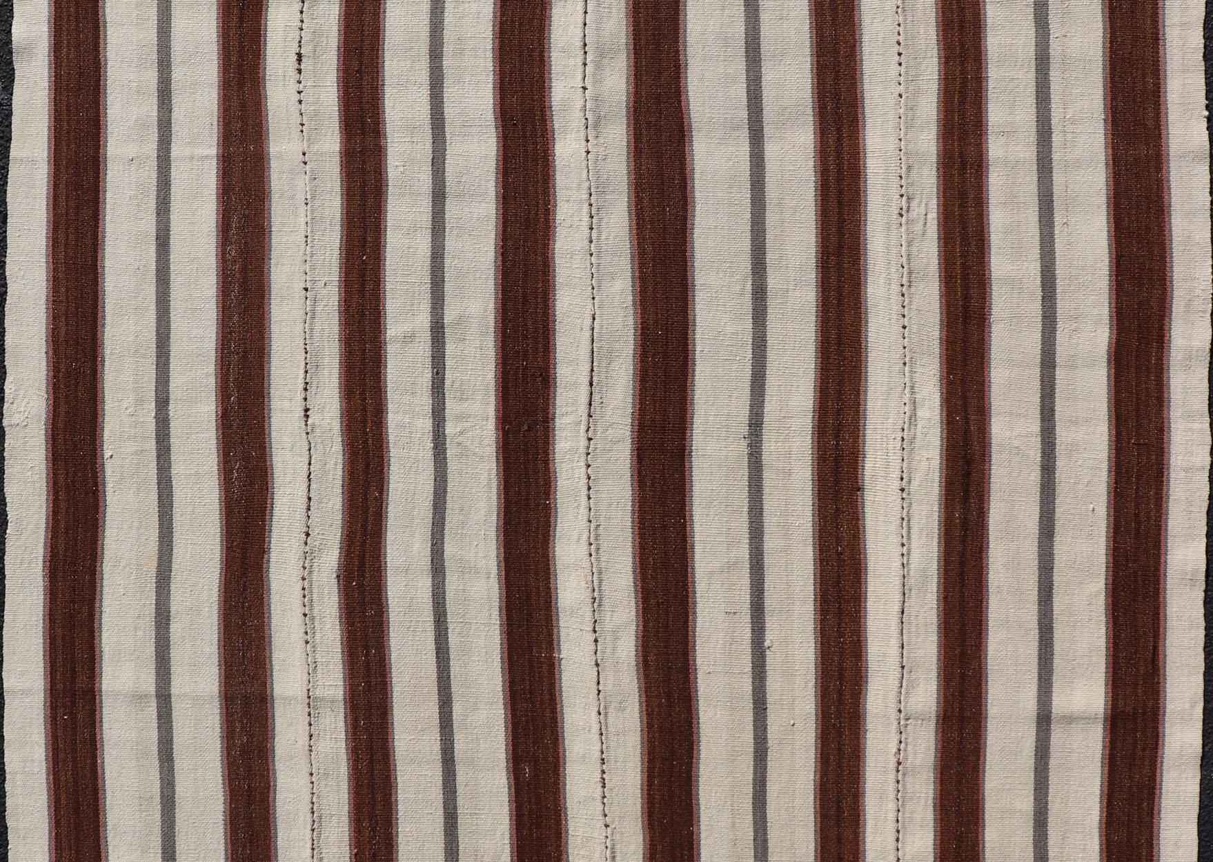 Quadratischer handgewebter türkischer Kelim-Teppich im Vintage-Stil mit Streifen in Weiß und Braun (20. Jahrhundert) im Angebot