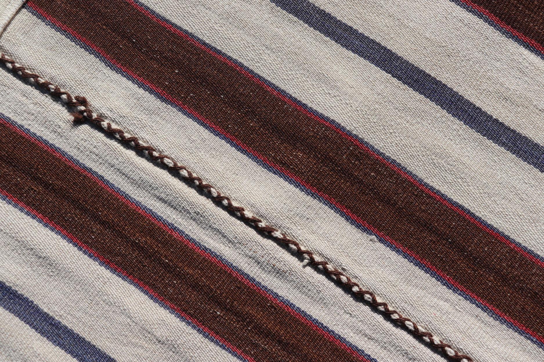 Quadratischer handgewebter türkischer Kelim-Teppich im Vintage-Stil mit Streifen in Weiß und Braun im Angebot 1