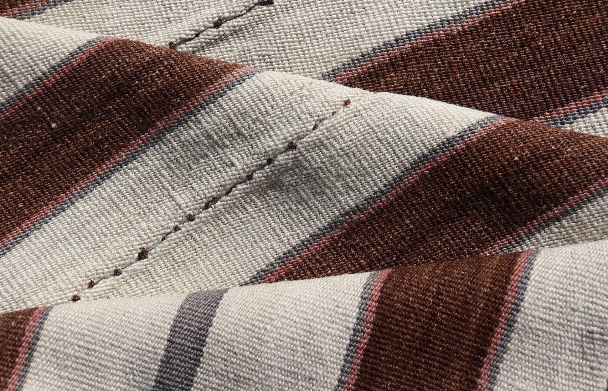 Quadratischer handgewebter türkischer Kelim-Teppich im Vintage-Stil mit Streifen in Weiß und Braun im Angebot 2