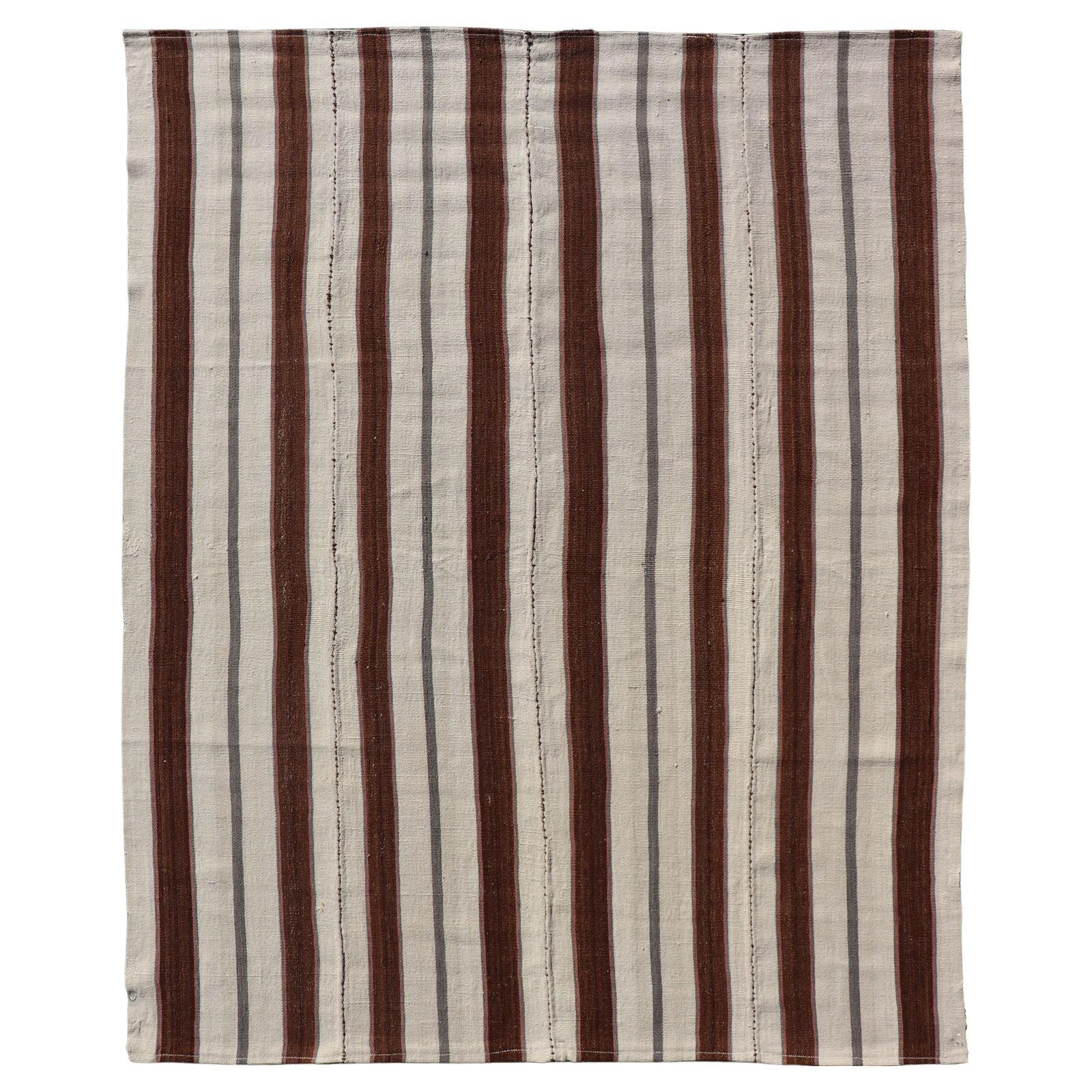 Quadratischer handgewebter türkischer Kelim-Teppich im Vintage-Stil mit Streifen in Weiß und Braun
