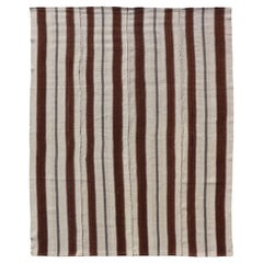 Quadratischer handgewebter türkischer Kelim-Teppich im Vintage-Stil mit Streifen in Weiß und Braun