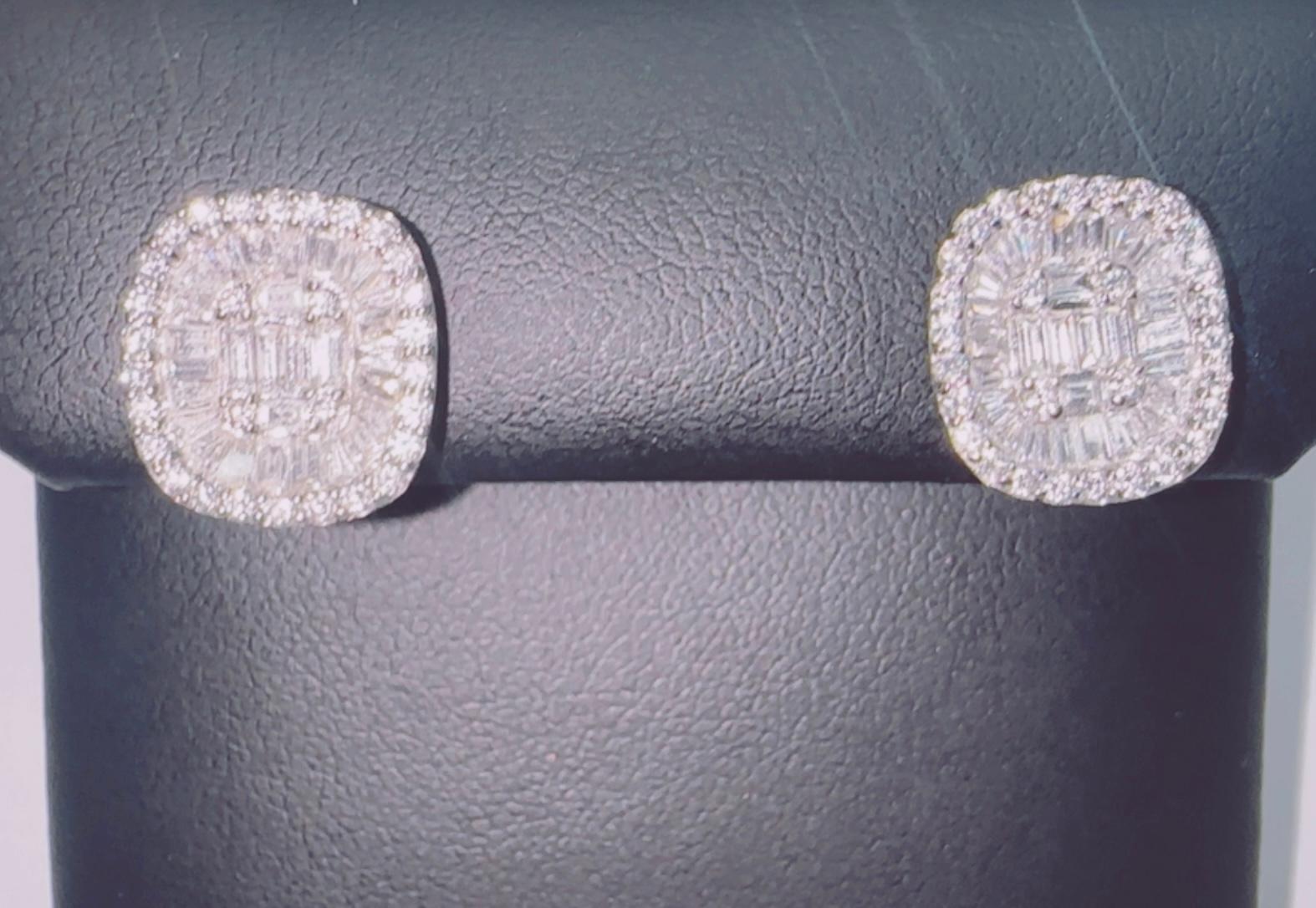 Contemporaneo Orecchini a perno quadrati con diamante illusorio in vendita