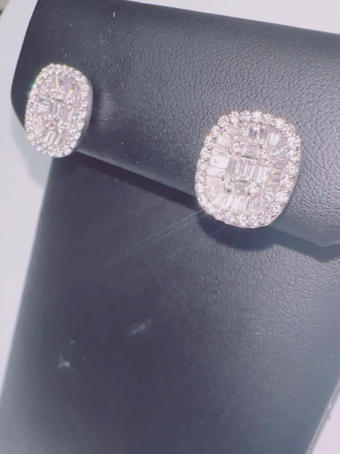 Taglio rotondo Orecchini a perno quadrati con diamante illusorio in vendita