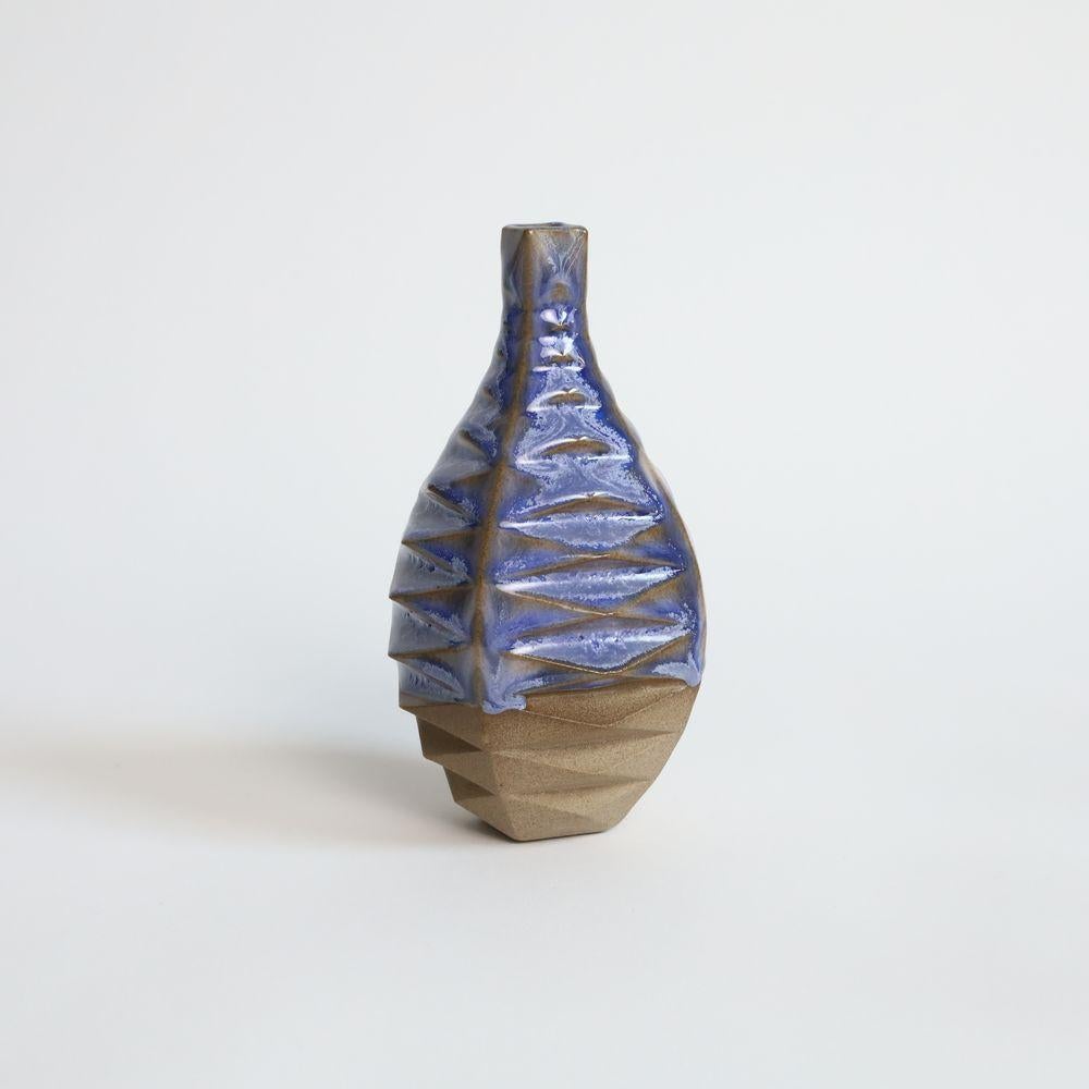 Le carré est bleu corail
Voici le vase carré en céramique à motifs - une œuvre d'art étonnante qui allie parfaitement le design moderne à l'artisanat traditionnel. Cet élégant vase est un véritable témoignage de la beauté des motifs, présentant des