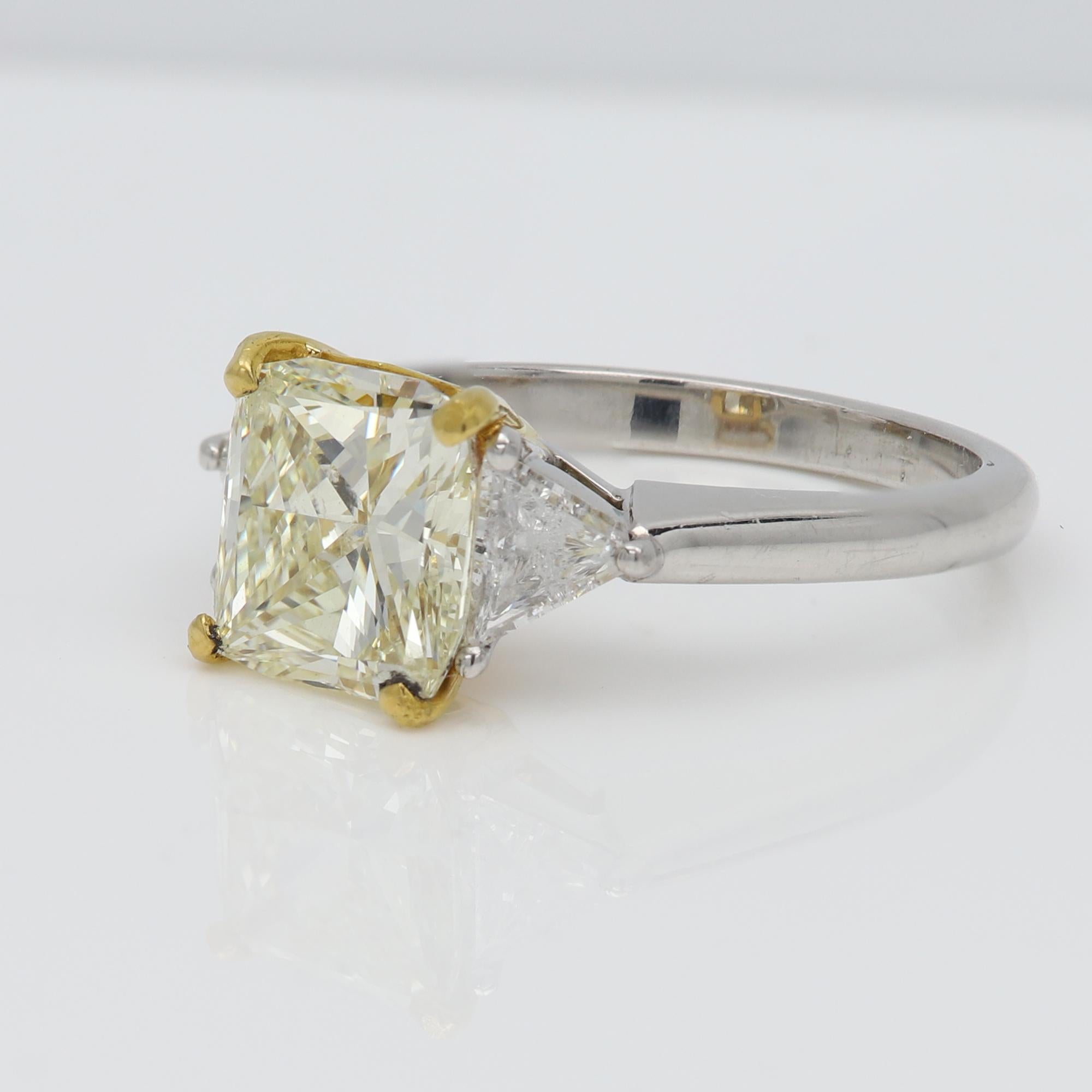 Square-ish 2.68 CT Natural Diamond Large Fancy Light Yellow Platinum & 22 karat In New Condition For Sale In Brooklyn, NY