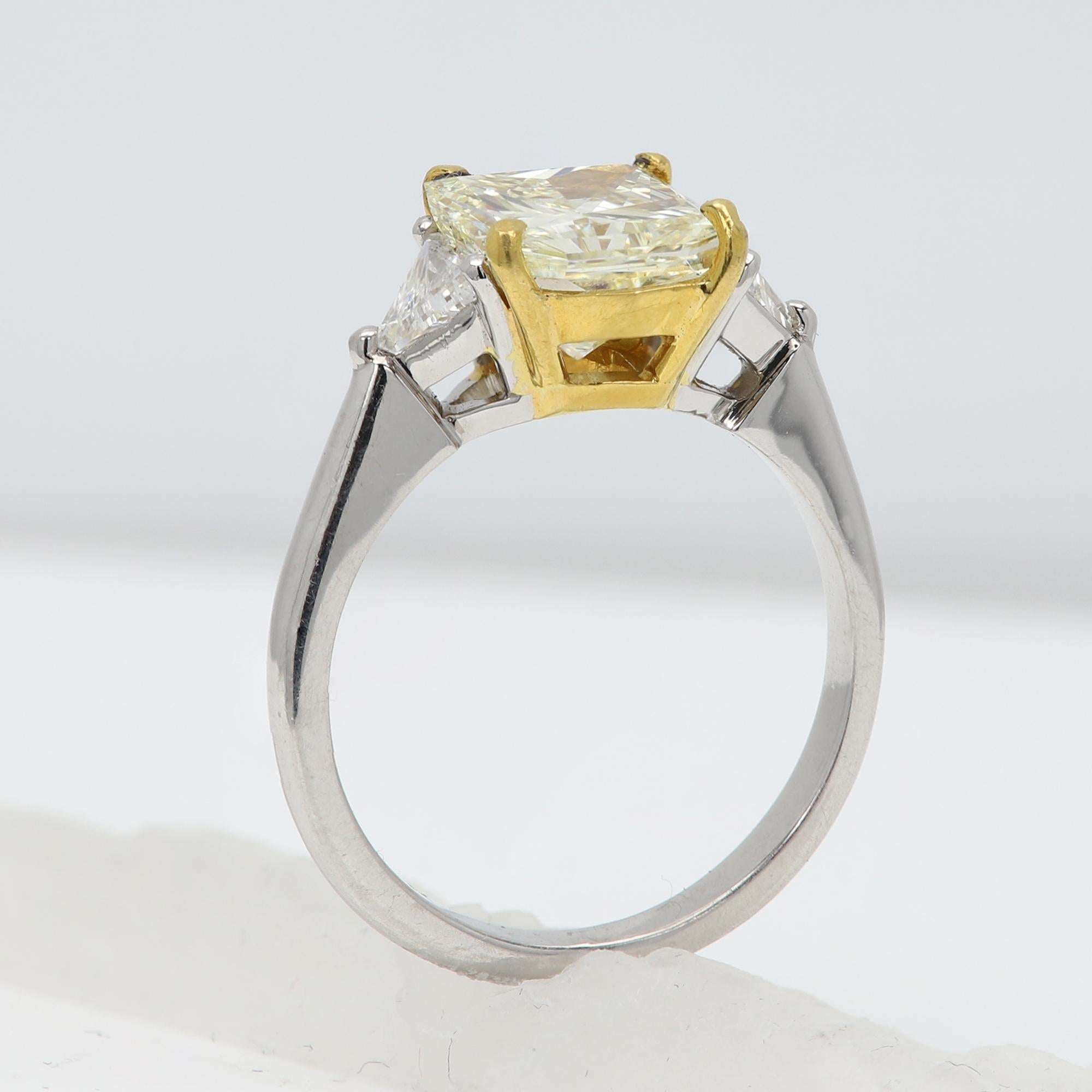 Square-ish 2.68 CT Natural Diamond Large Fancy Light Yellow Platinum & 22 karat For Sale 2