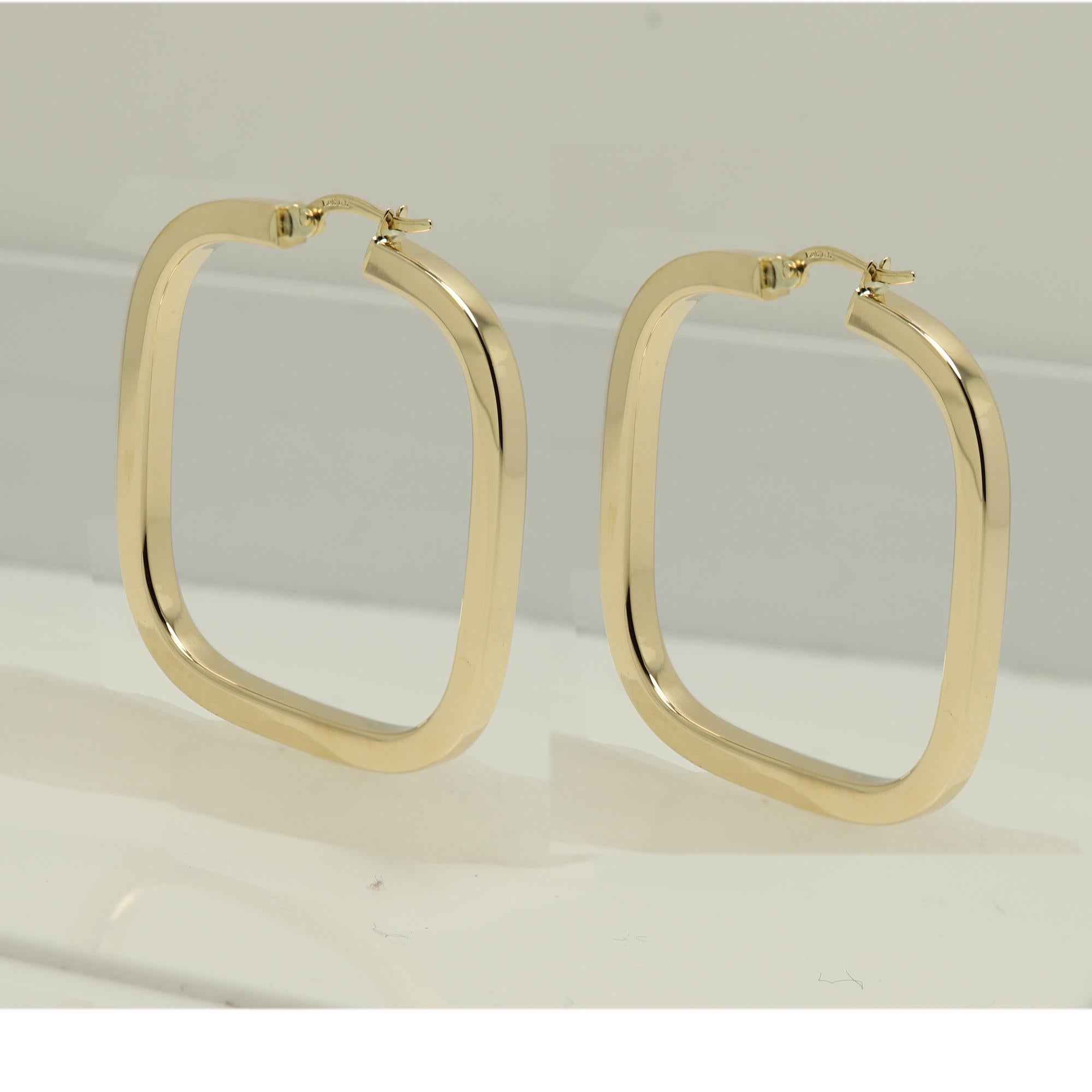 Made in Italy Solid Gold Hoops 
Square Shape
with a artistic twist, trendy modern look.
weight is 5.70 grams total.
Real 14k Yellow Gold.
approx size: 1.5' x 1.5' inch
Standard Latch Back.
+Gift Box
(#5.7gr)