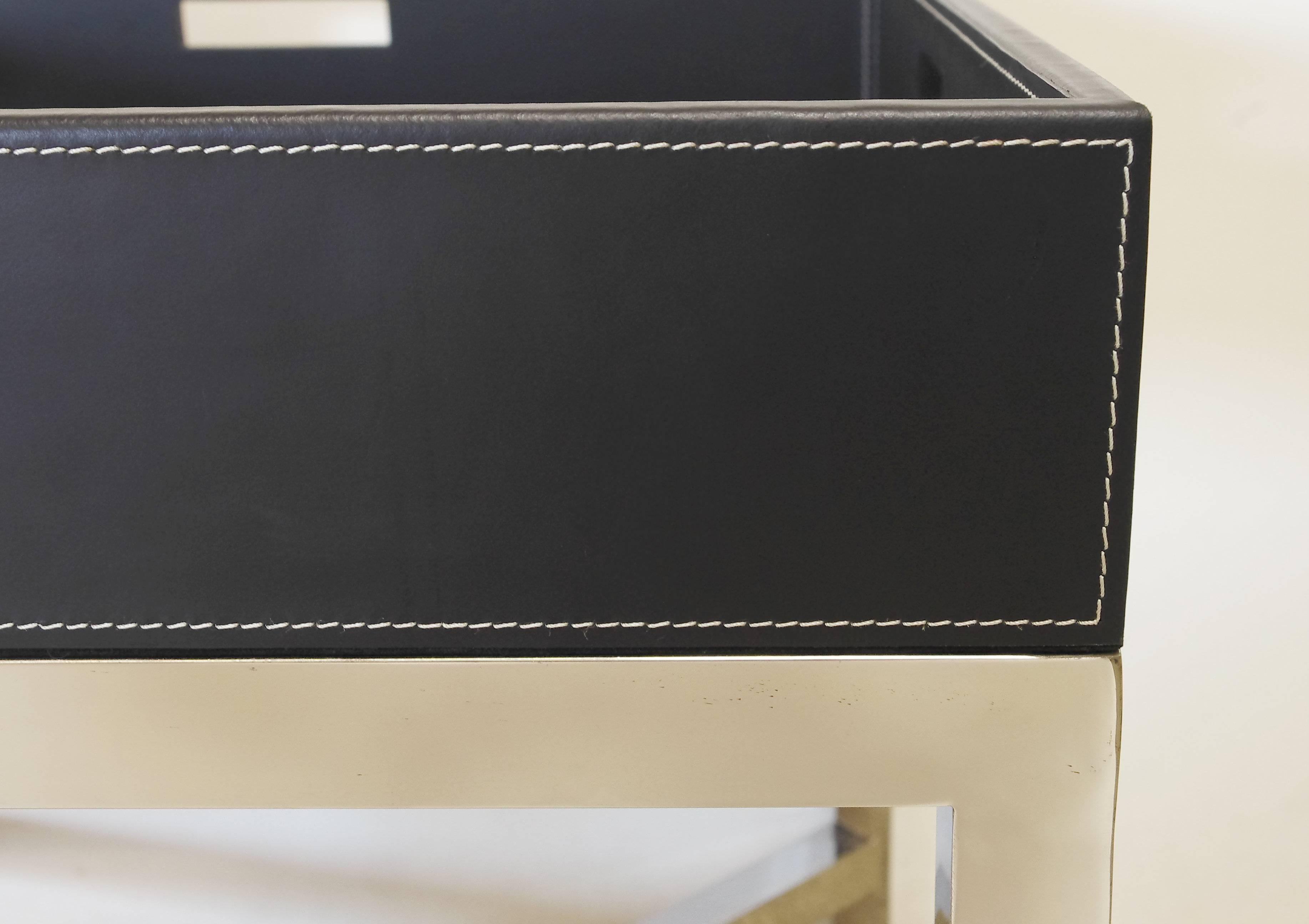 Cuir Table à plateau carrée italienne en cuir et chrome en vente