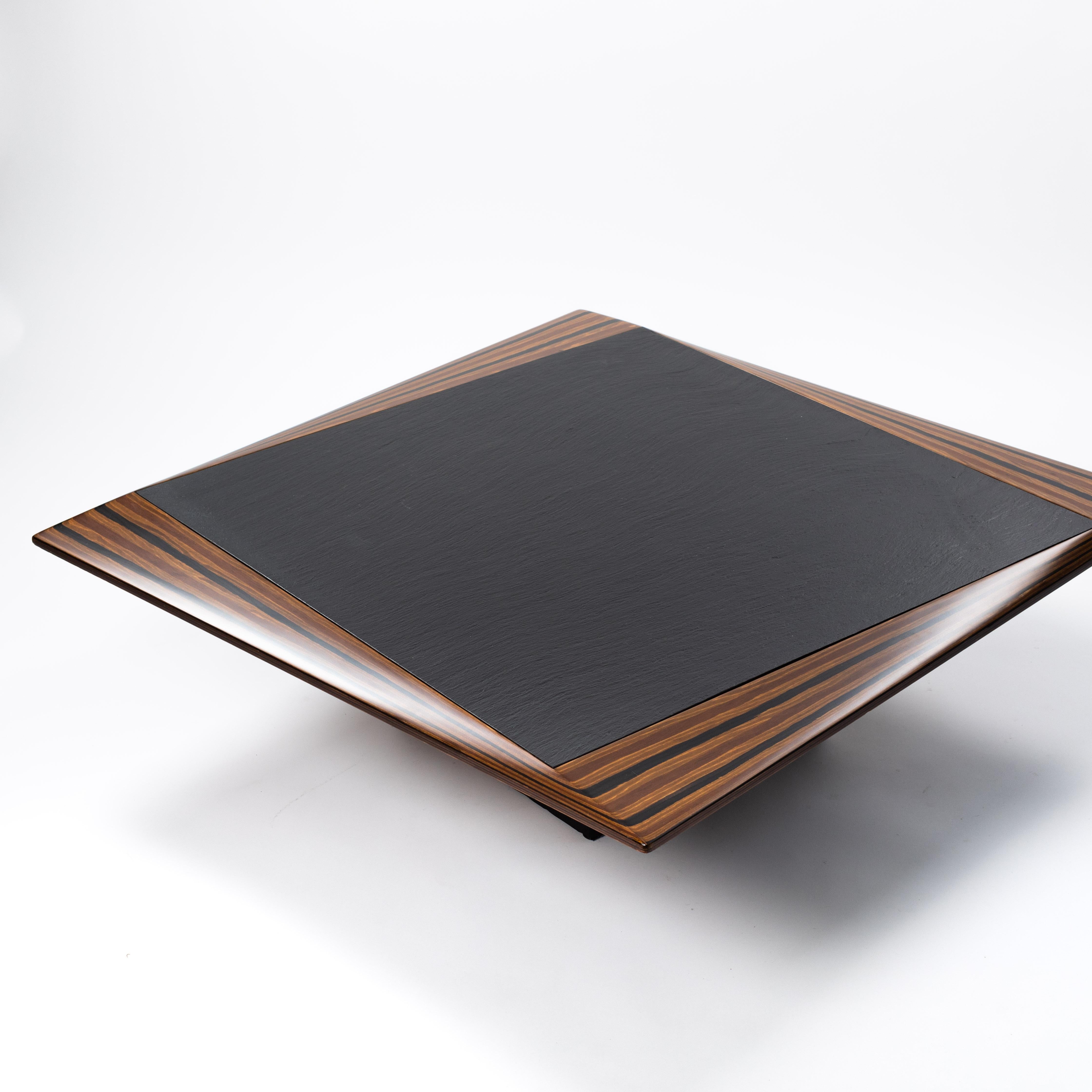 Table de canapé italienne des années 1980 attribuée au designer Tobia Scarpa.

Cette table impressionne par son design inhabituel et ses matériaux sobres.
Le plateau de la table est en pierre, en ardoise solide - l'encadrement du
La plaque (3-16cm)
