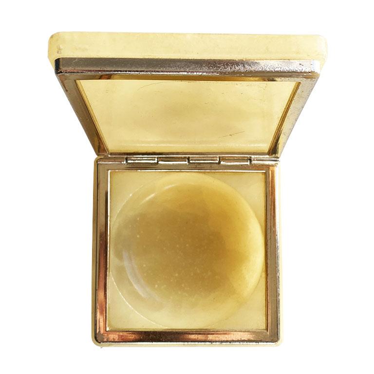 Quadratische italienische gelbe geblümte Alabasterschachtel aus Alabaster, Italien (Italienisch) im Angebot