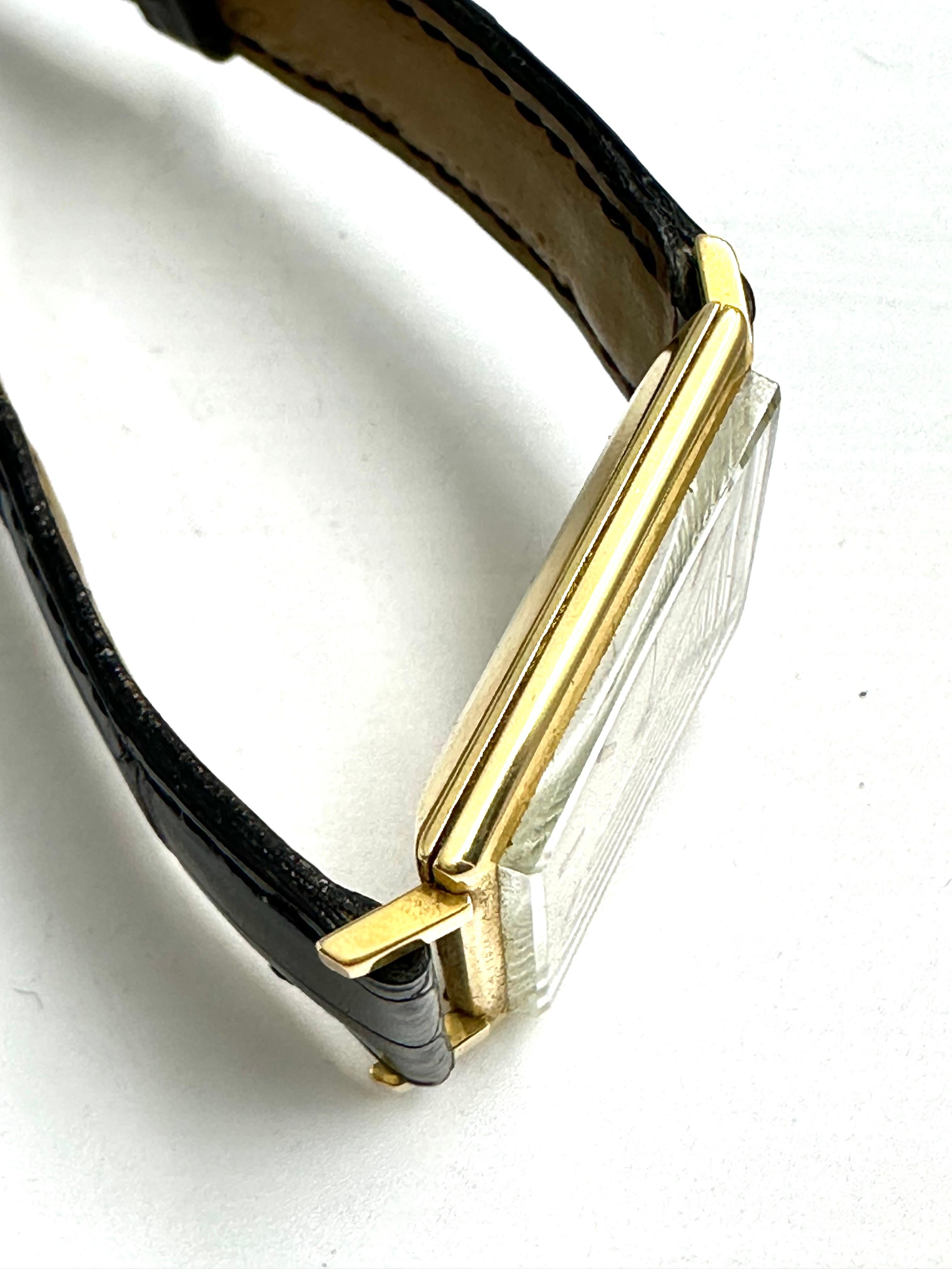 Eine schöne klassische Armbanduhr von Jaeger-LeCoultre aus 18-karätigem Gold. 
Diese Armbanduhr ist in gutem Zustand und funktioniert einwandfrei. 
Vollständig original mit dem JLC-Logo auf dem Zifferblatt und der Krone. 
Die Uhr ist mit Handaufzug