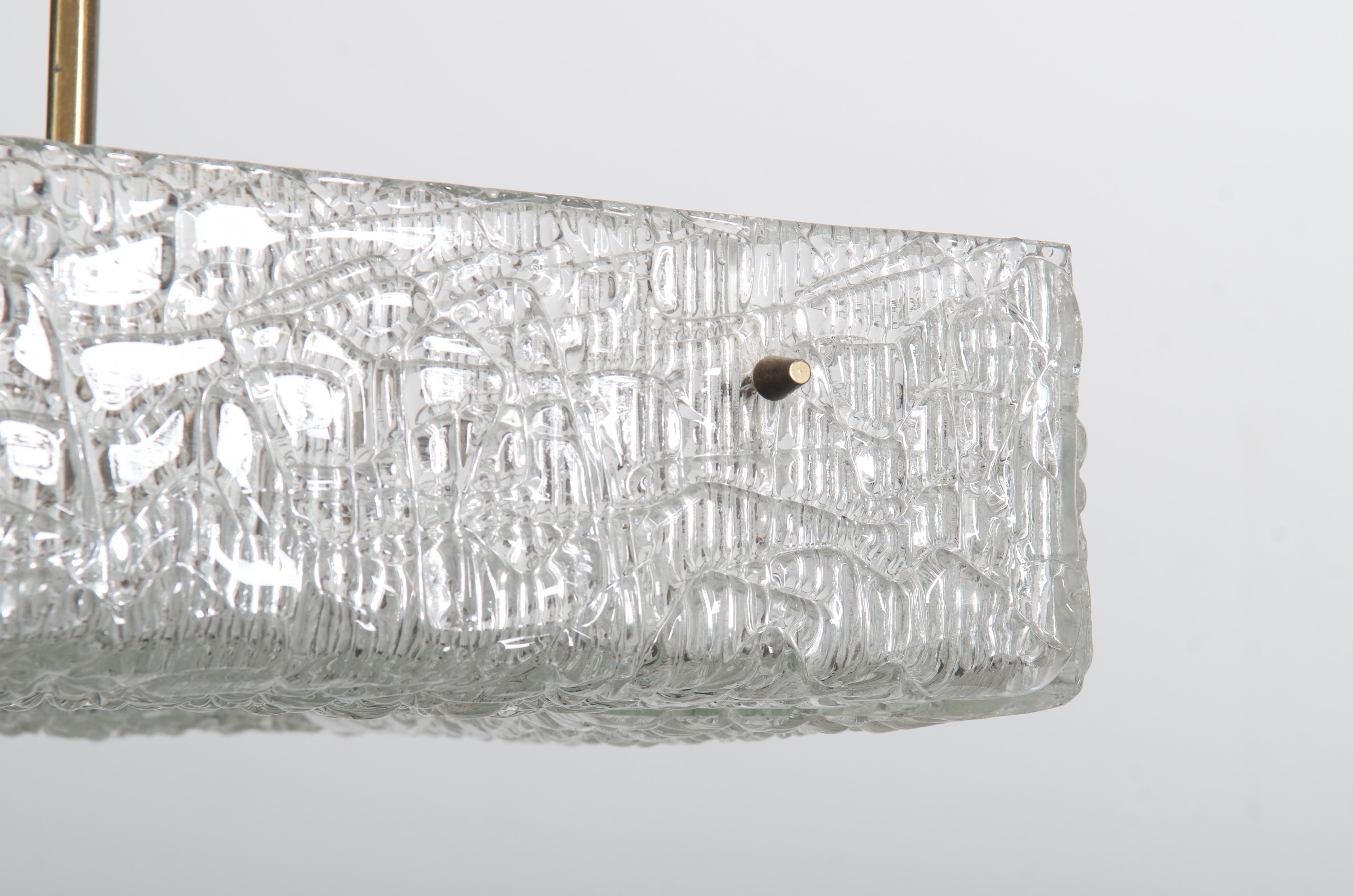 Quadratischer Kalmar-Kronleuchter mit strukturiertem Glas (Moderne der Mitte des Jahrhunderts) im Angebot
