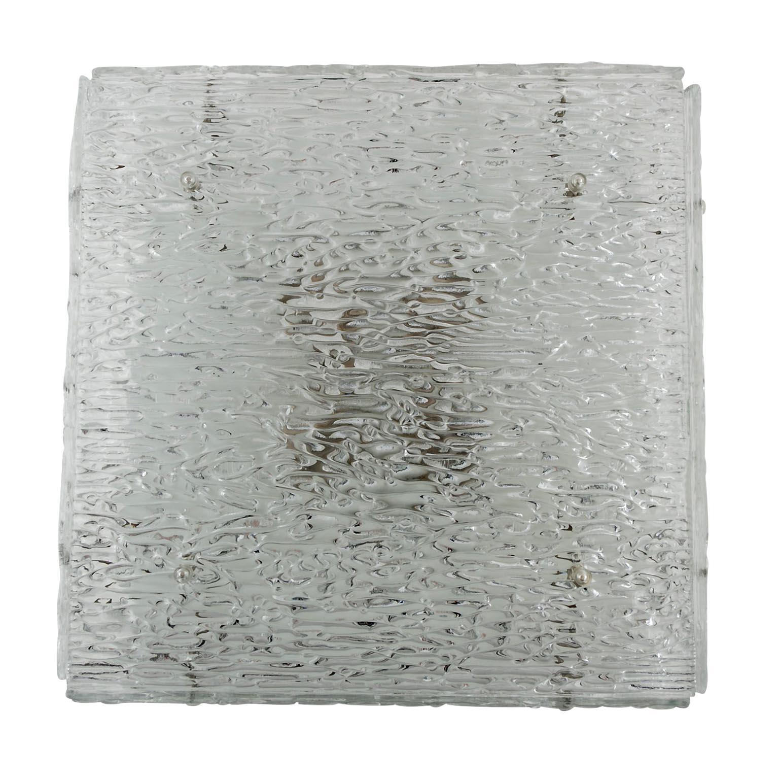 Un des deux luminaires à encastrer en verre texturé modèle 'Hippolyt 42', modèle no. 5256 par J.T. Kalmar fabriqué au milieu du siècle, vers 1960.
Les lampes peuvent être utilisées comme plafonniers ou appliques murales. Cette lampe est documentée