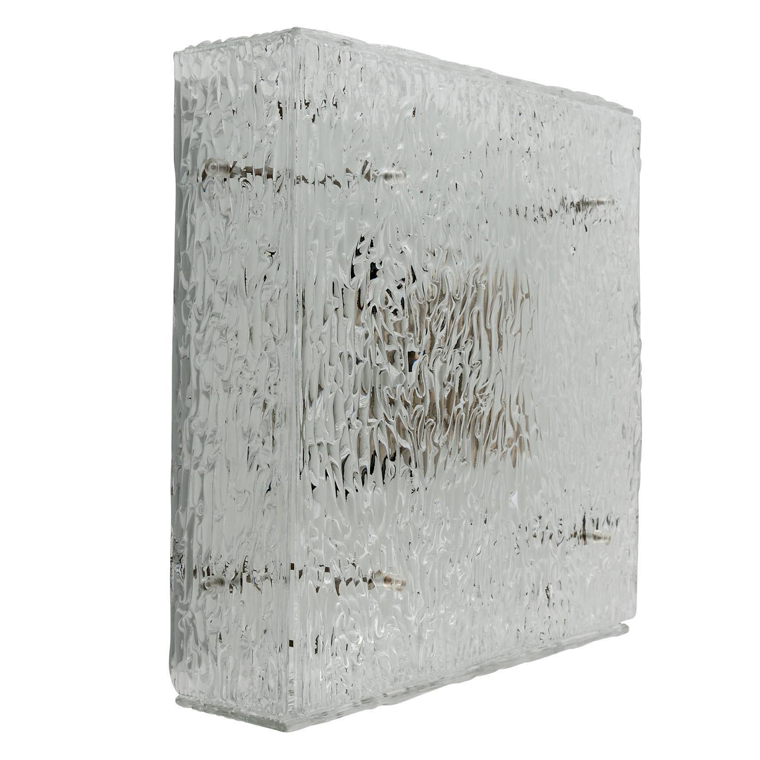 Milieu du XXe siècle Applique encastrée carrée en verre texturé Kalmar 'Hippolyt', 1960, 1 sur 2 en vente