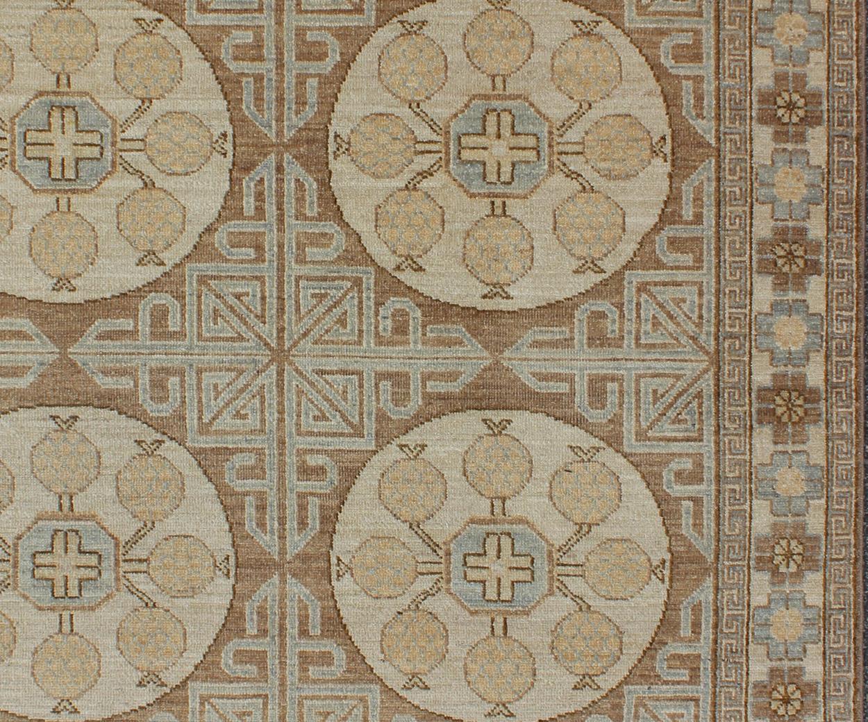 Heller Khotan-Teppich mit vier geometrischen Mustern und kreisförmigen Medaillons in Creme, Hellbraun, Hellbraun und Hellblau, Teppich/MP-1703-1758 Herkunftsland / Typ: Afghanistan / Khotan.

Dieser Khotan weist ein geometrisches Allover-Muster